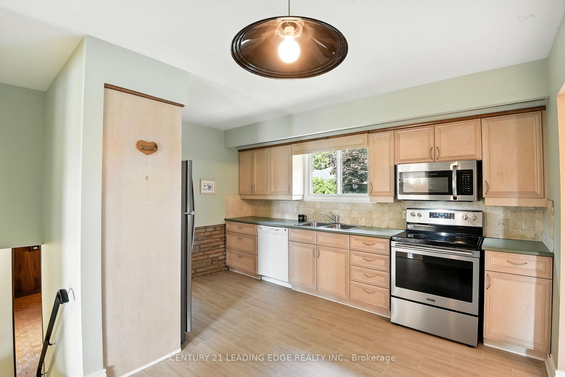 Photo 18 of 154 Switzer Drive, Oshawa, Centennial — HOMEH