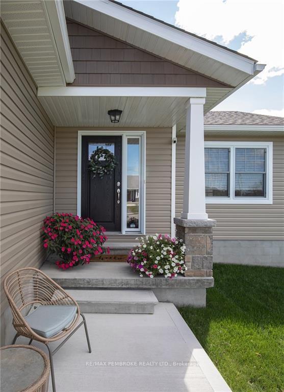 Photo 3 of 9 Durant Street, Petawawa — HOMEH