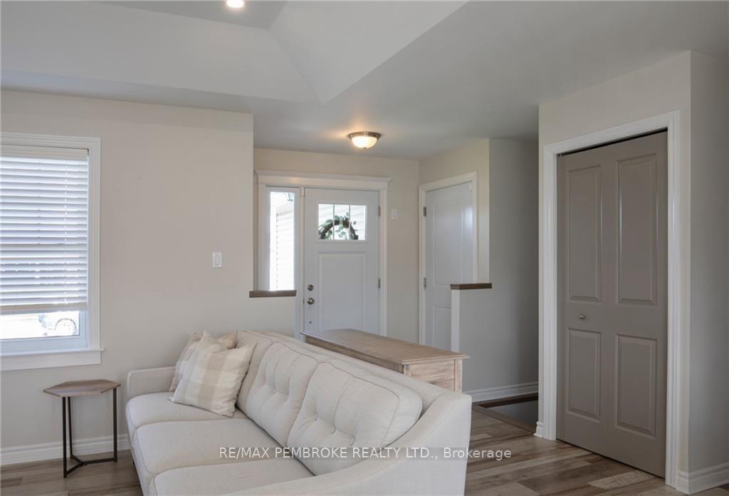 Photo 7 of 9 Durant Street, Petawawa — HOMEH