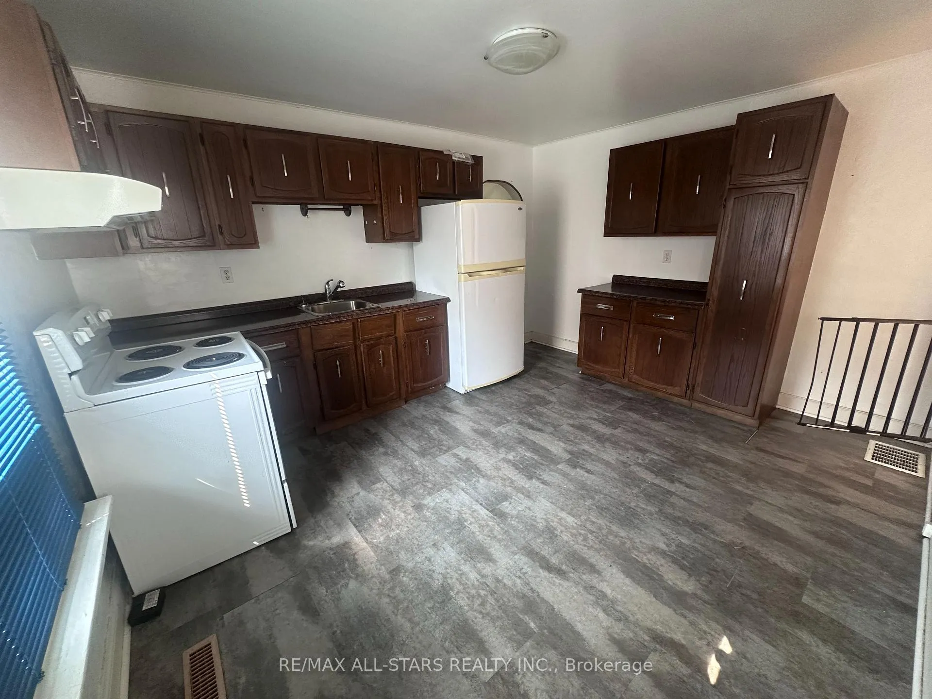 Photo 12 of 86 Cromwell Avenue, Oshawa, Vanier — HOMEH