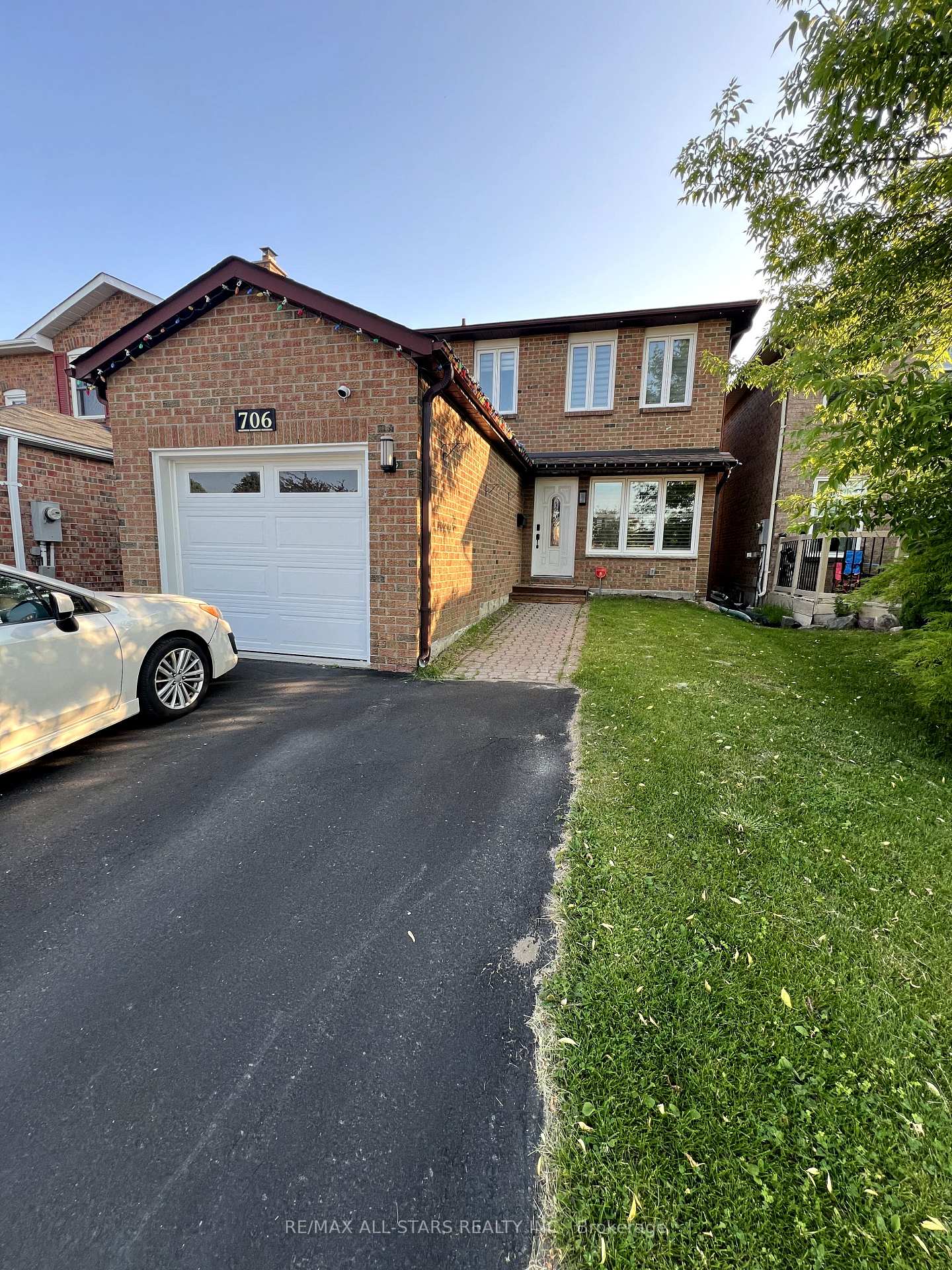 Photo 2 of 706 Sultana Square W, Pickering, Amberlea — HOMEH