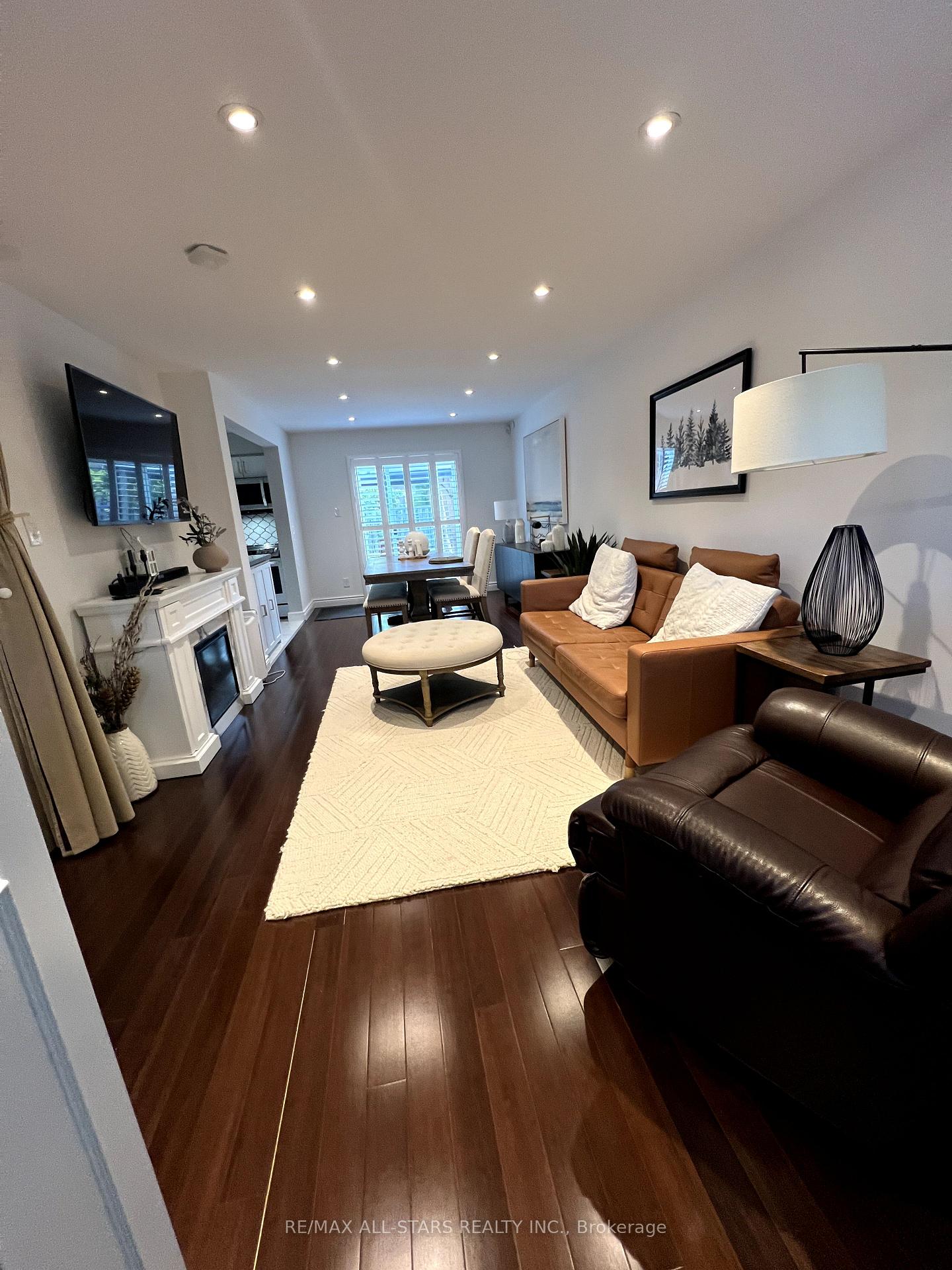 Photo 4 of 706 Sultana Square W, Pickering, Amberlea — HOMEH
