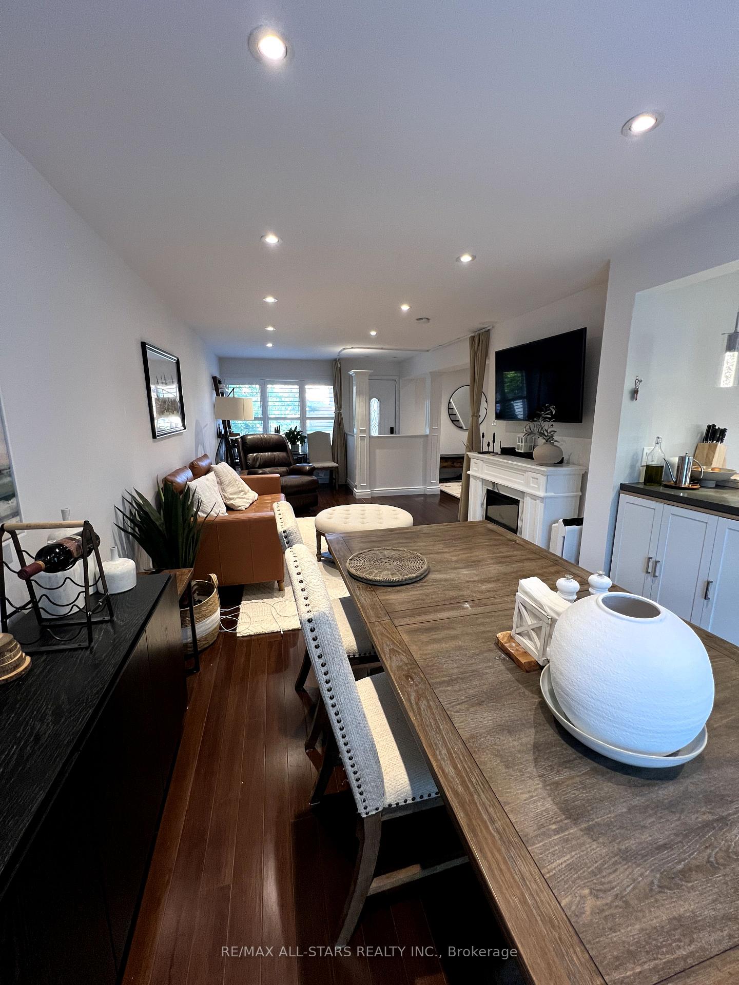 Photo 5 of 706 Sultana Square W, Pickering, Amberlea — HOMEH