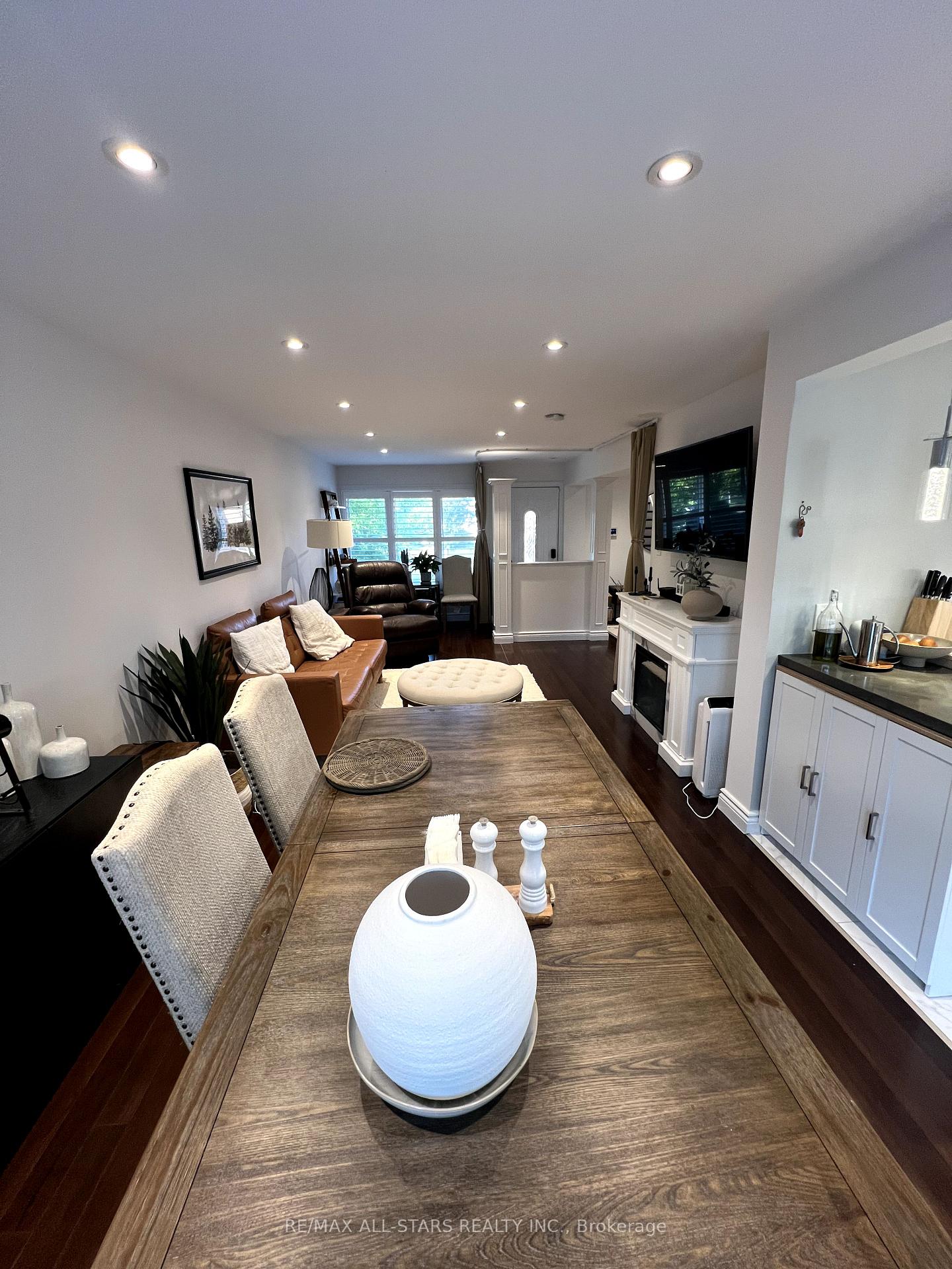 Photo 6 of 706 Sultana Square W, Pickering, Amberlea — HOMEH