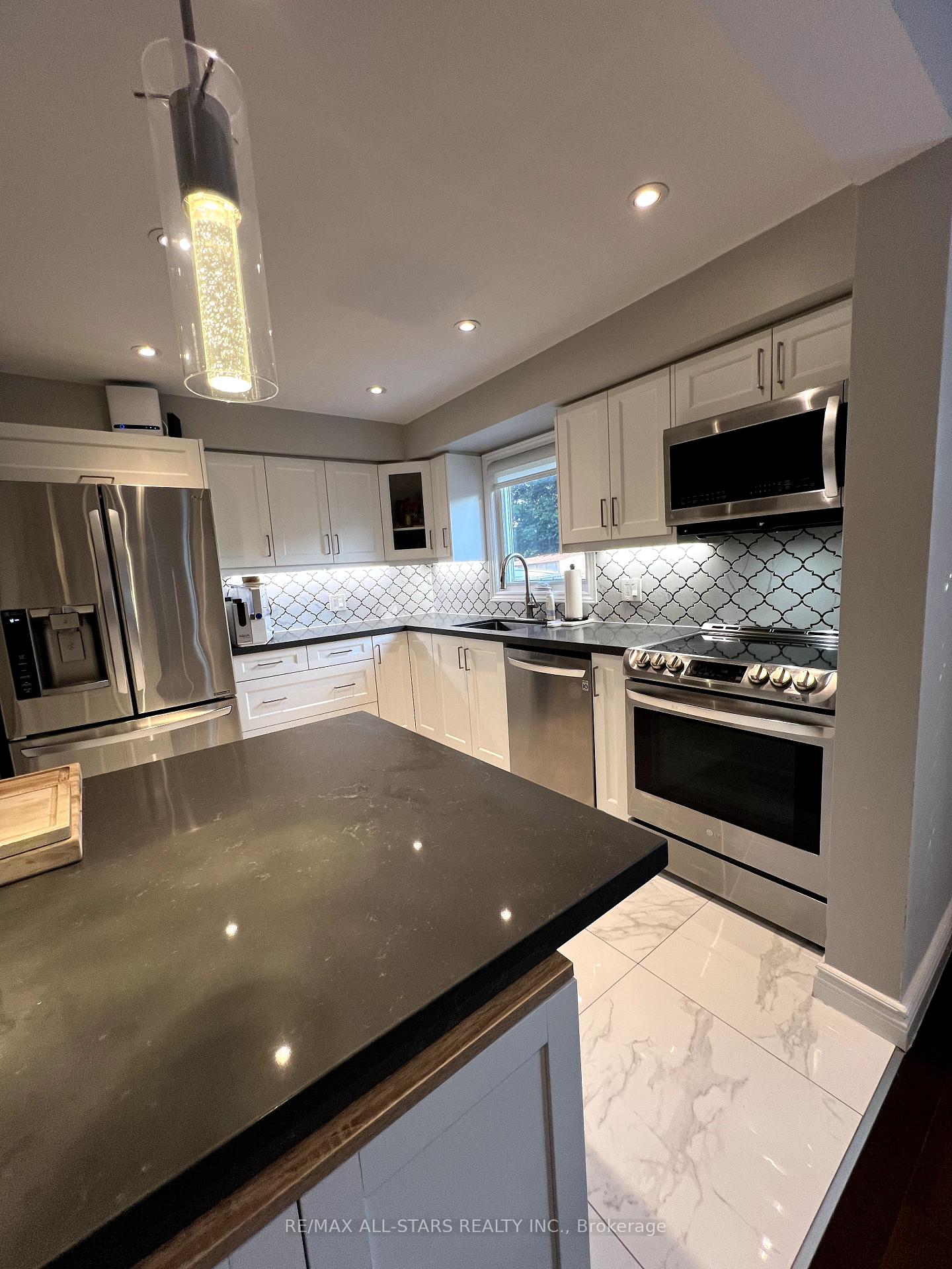 Photo 8 of 706 Sultana Square W, Pickering, Amberlea — HOMEH
