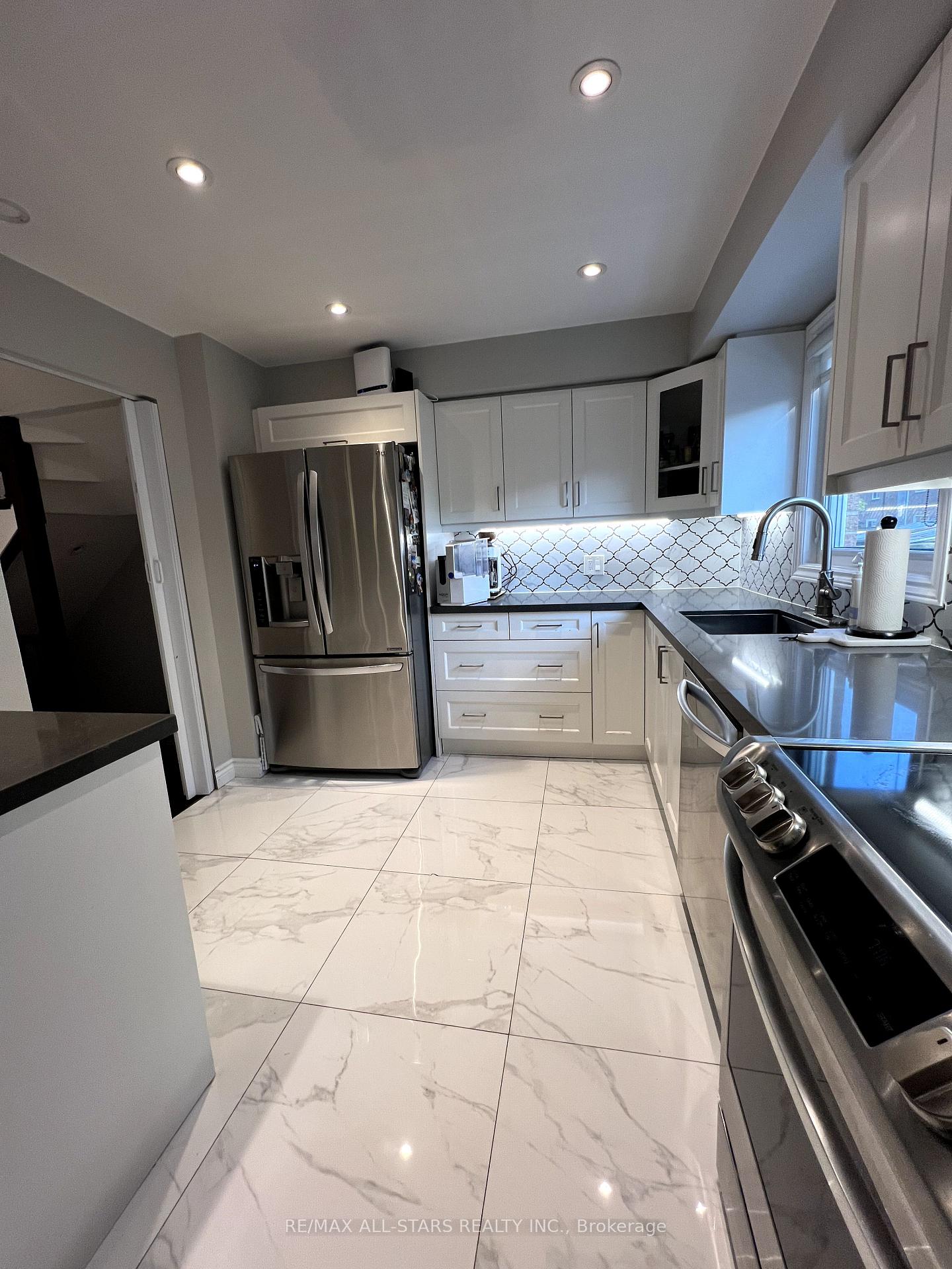 Photo 9 of 706 Sultana Square W, Pickering, Amberlea — HOMEH