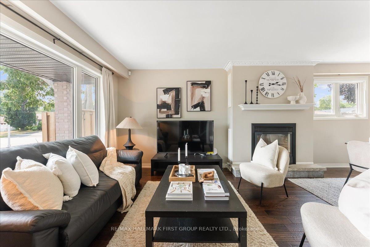 Photo 5 of 948 Cecylia Court, Pickering, West Shore — HOMEH
