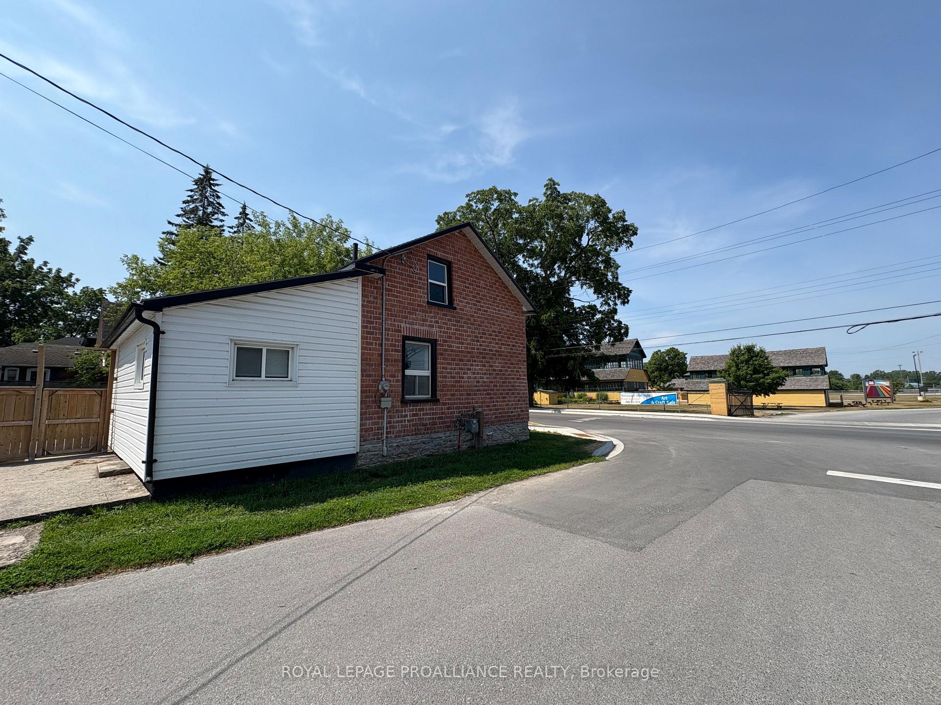 Photo 5 of 374 Main Street, Prince Edward County, Picton Ward — HOMEH