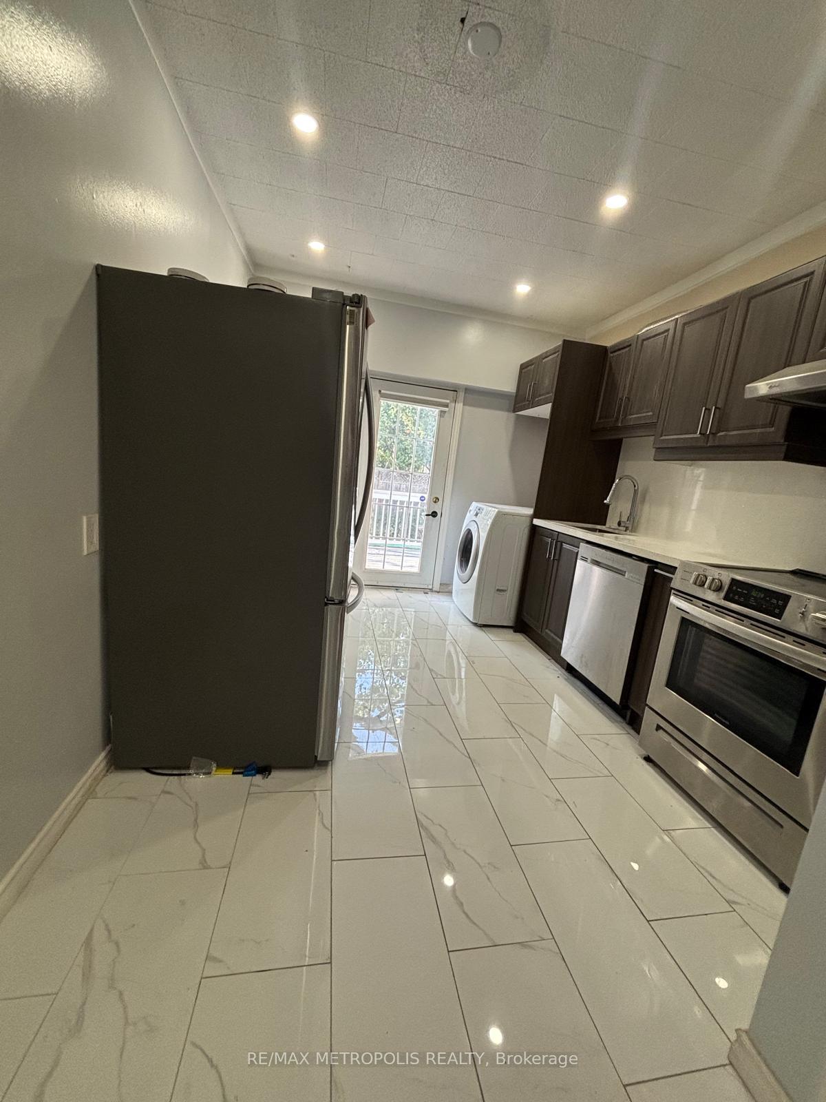 Photo 5 of 72 Colborne Street W, Oshawa, O'Neill — HOMEH
