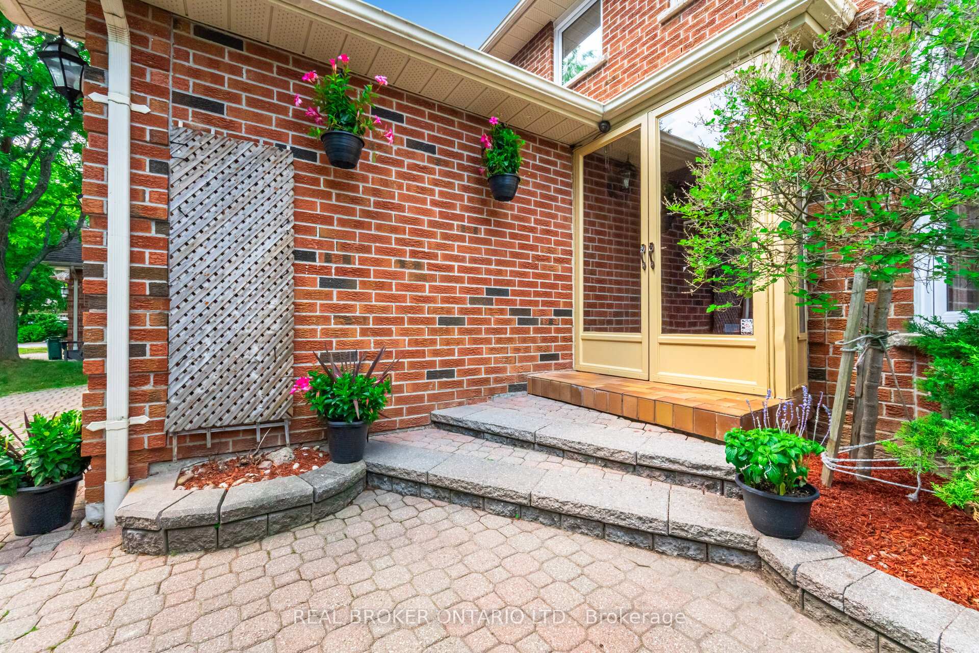 Photo 3 of 206 Gwendolyn Street, Pickering, Rougemount — HOMEH