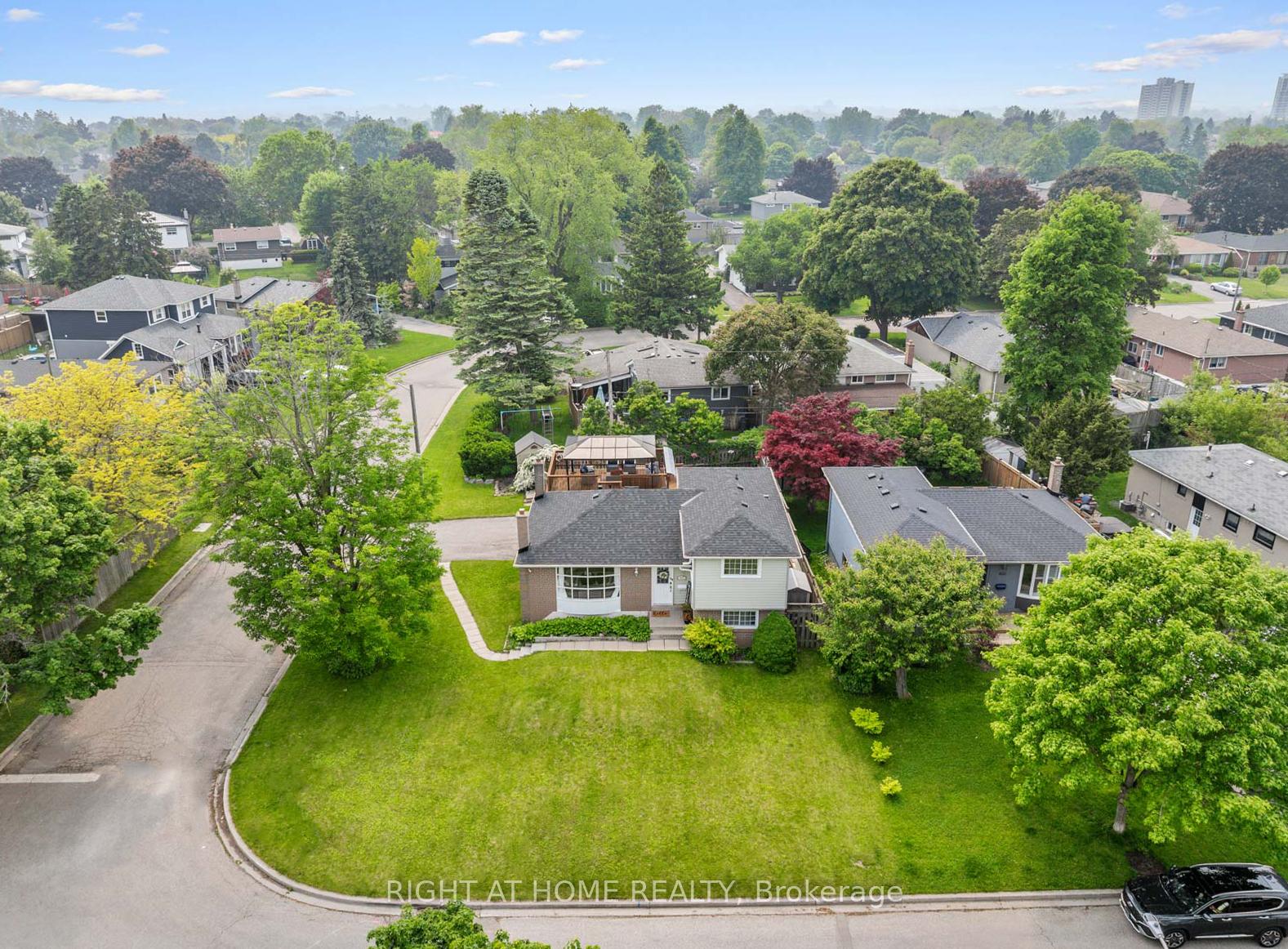 Photo 2 of 820 Zator Avenue, Pickering, Bay Ridges — HOMEH