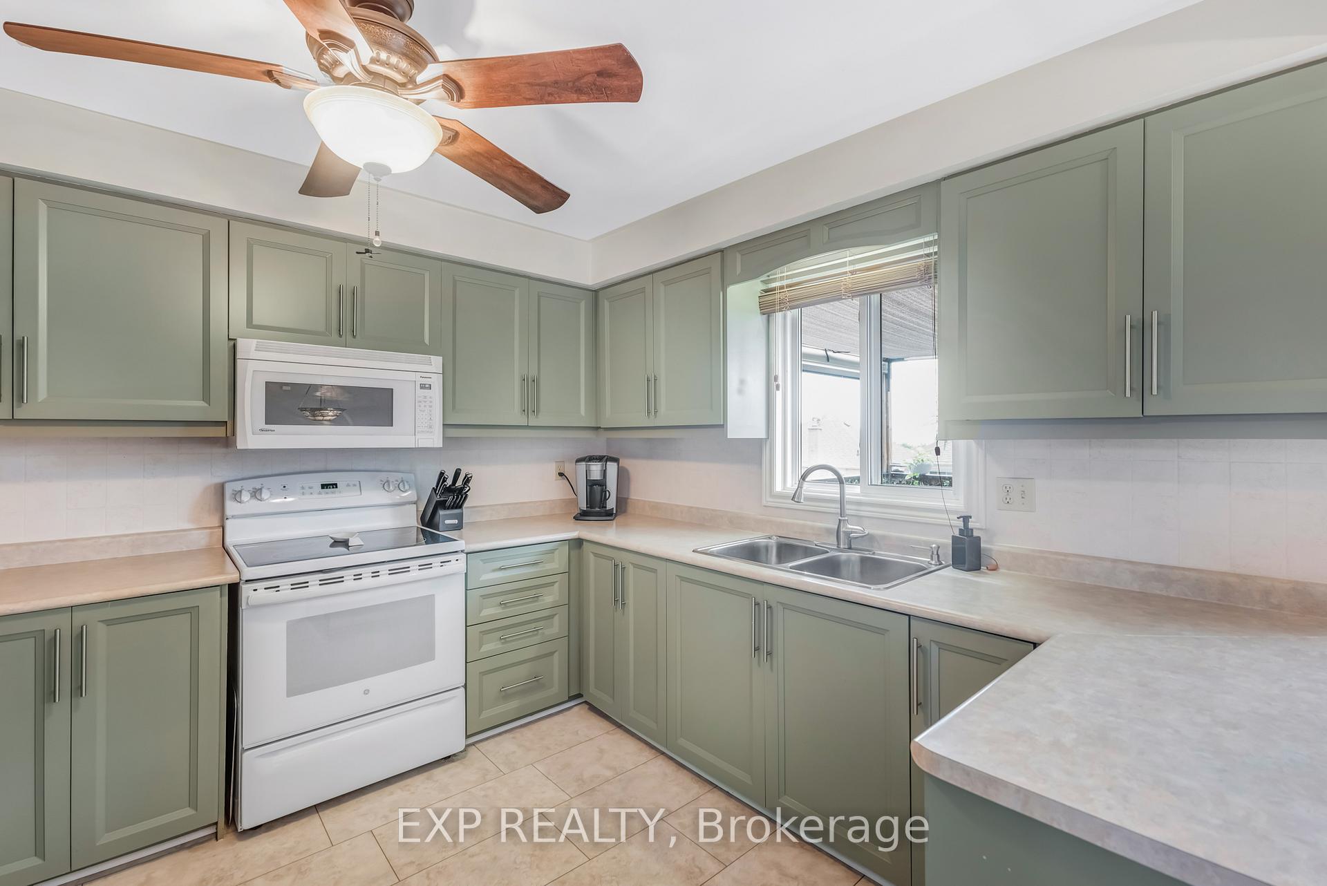 Photo 10 of 1064 Maury Crescent, Pickering, Liverpool — HOMEH