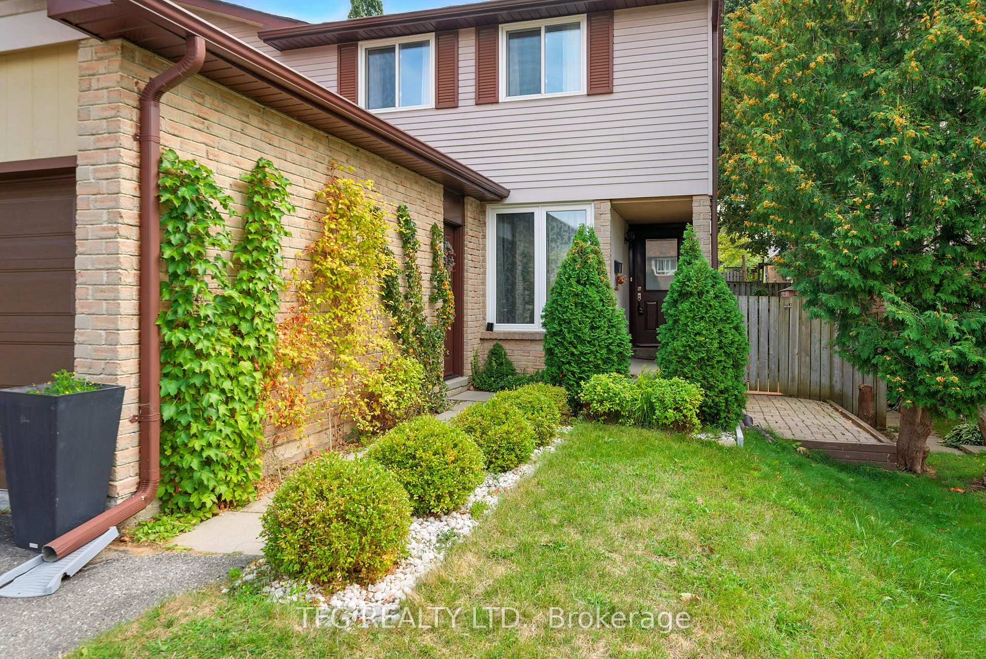 Photo 4 of 1321 Cherrydown Drive, Oshawa, Donevan — HOMEH