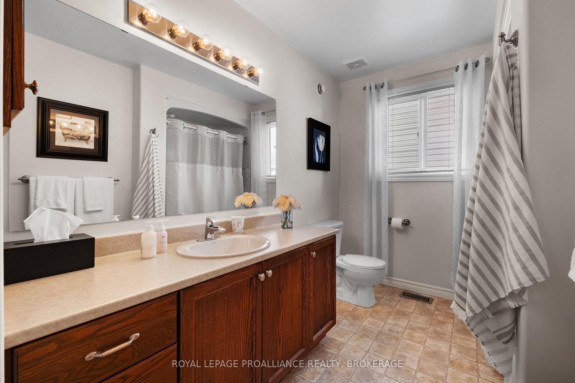Photo 21 of 851 Lotus Avenue, Kingston, Kingston East (Incl Barret Crt) — HOMEH