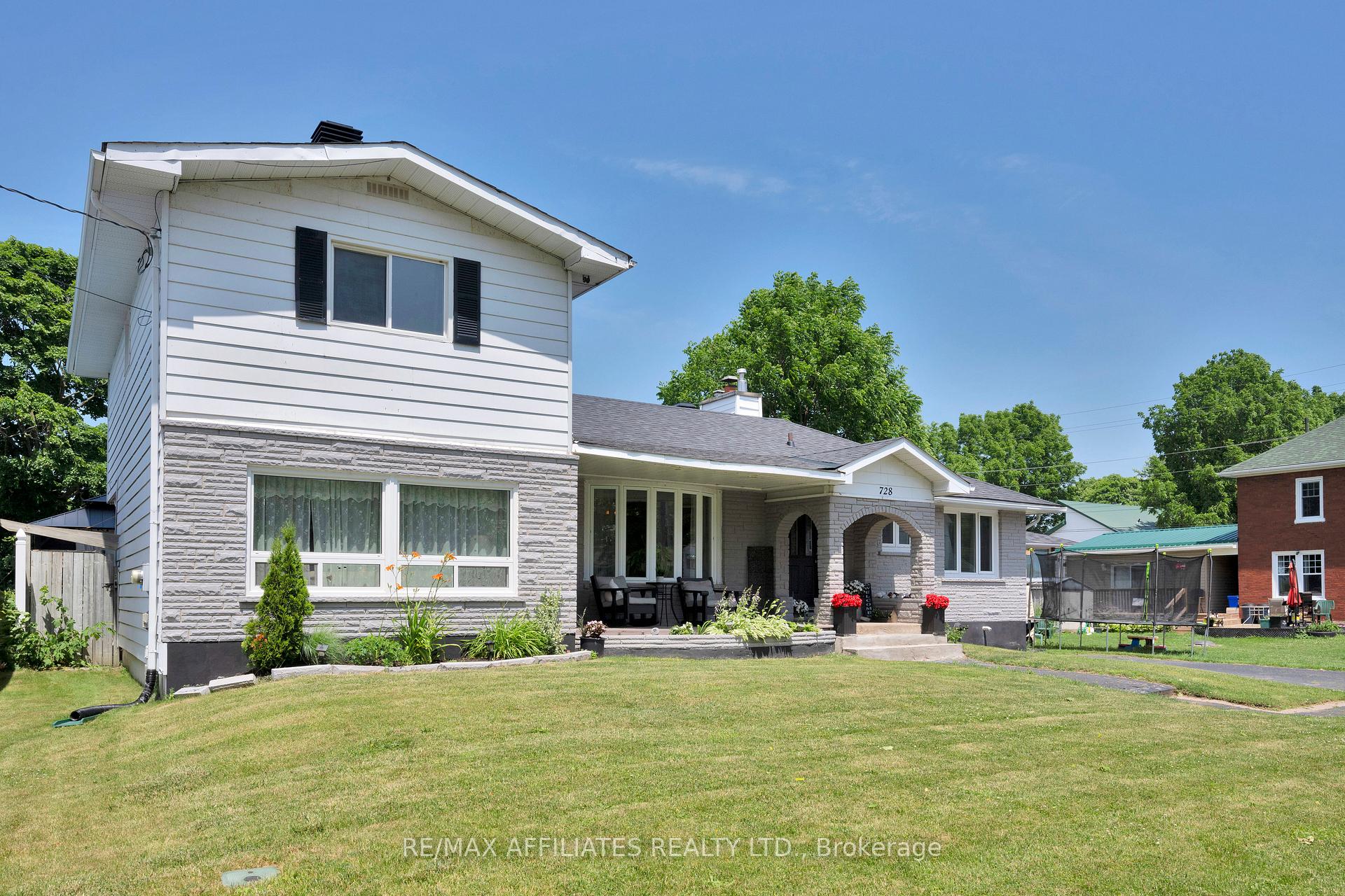 Photo 4 of 728 James Street W, Prescott — HOMEH