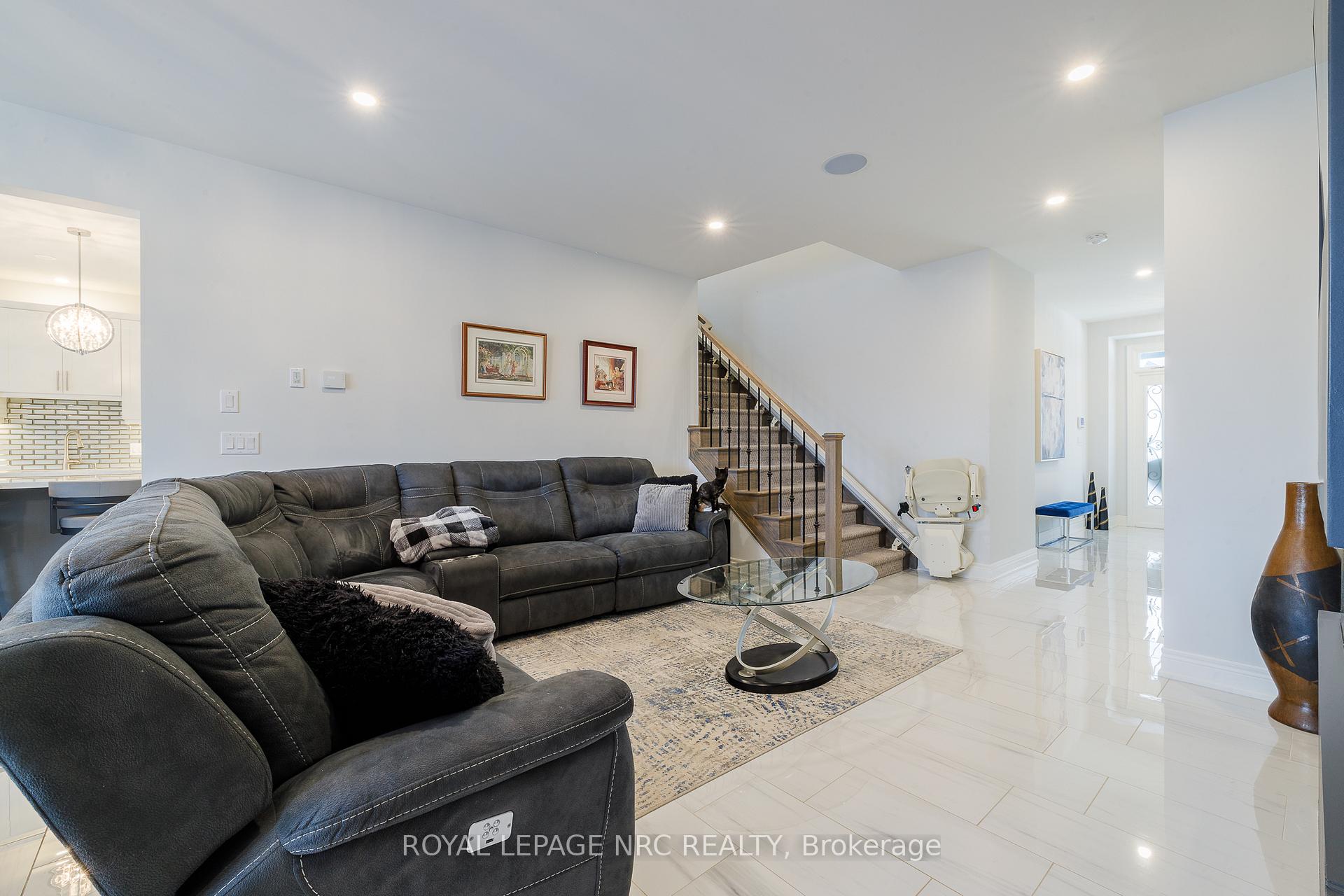 Photo 8 of 7126 Parsa Street, Niagara Falls, Brown — HOMEH