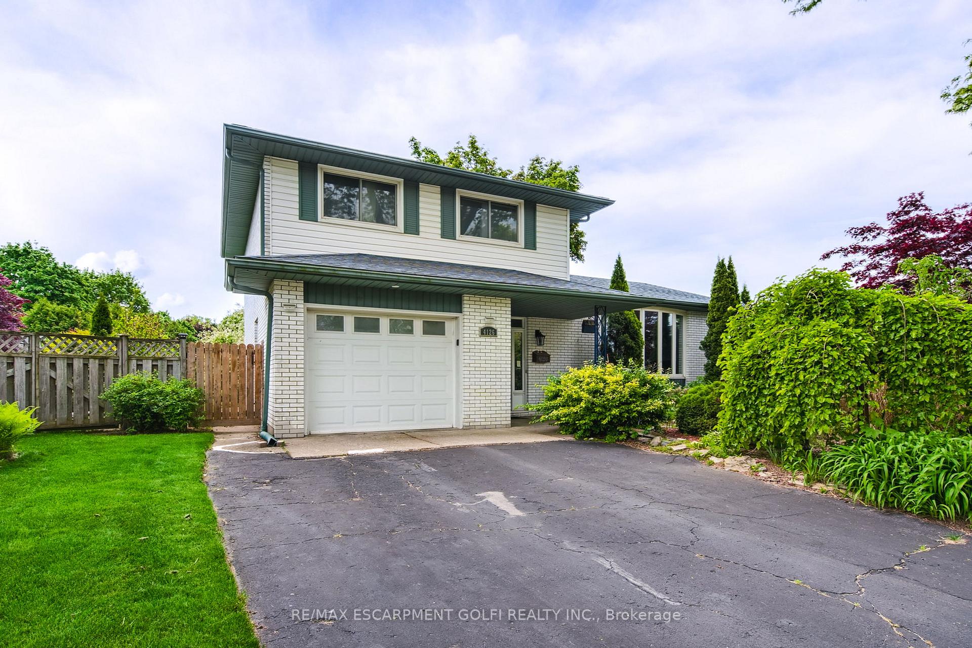 Front of 4126 London Court