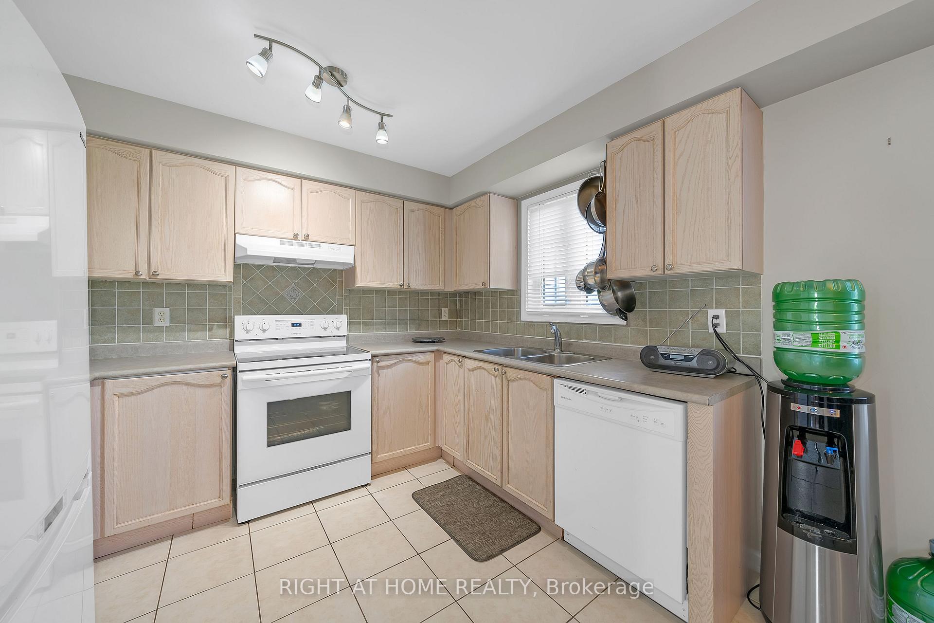 Photo 23 of 906 Bourne Crescent, Oshawa, Lakeview — HOMEH