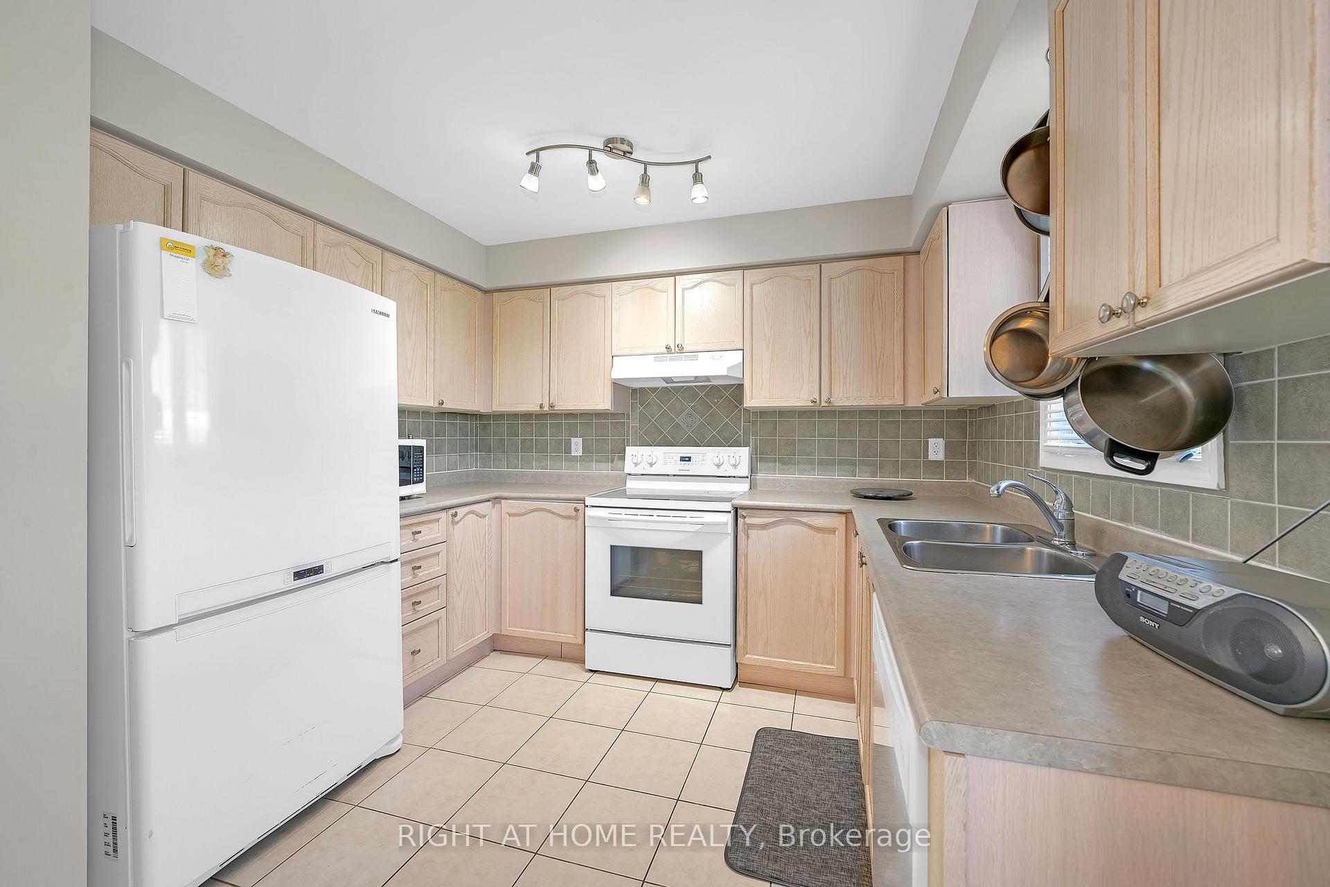 Photo 24 of 906 Bourne Crescent, Oshawa, Lakeview — HOMEH