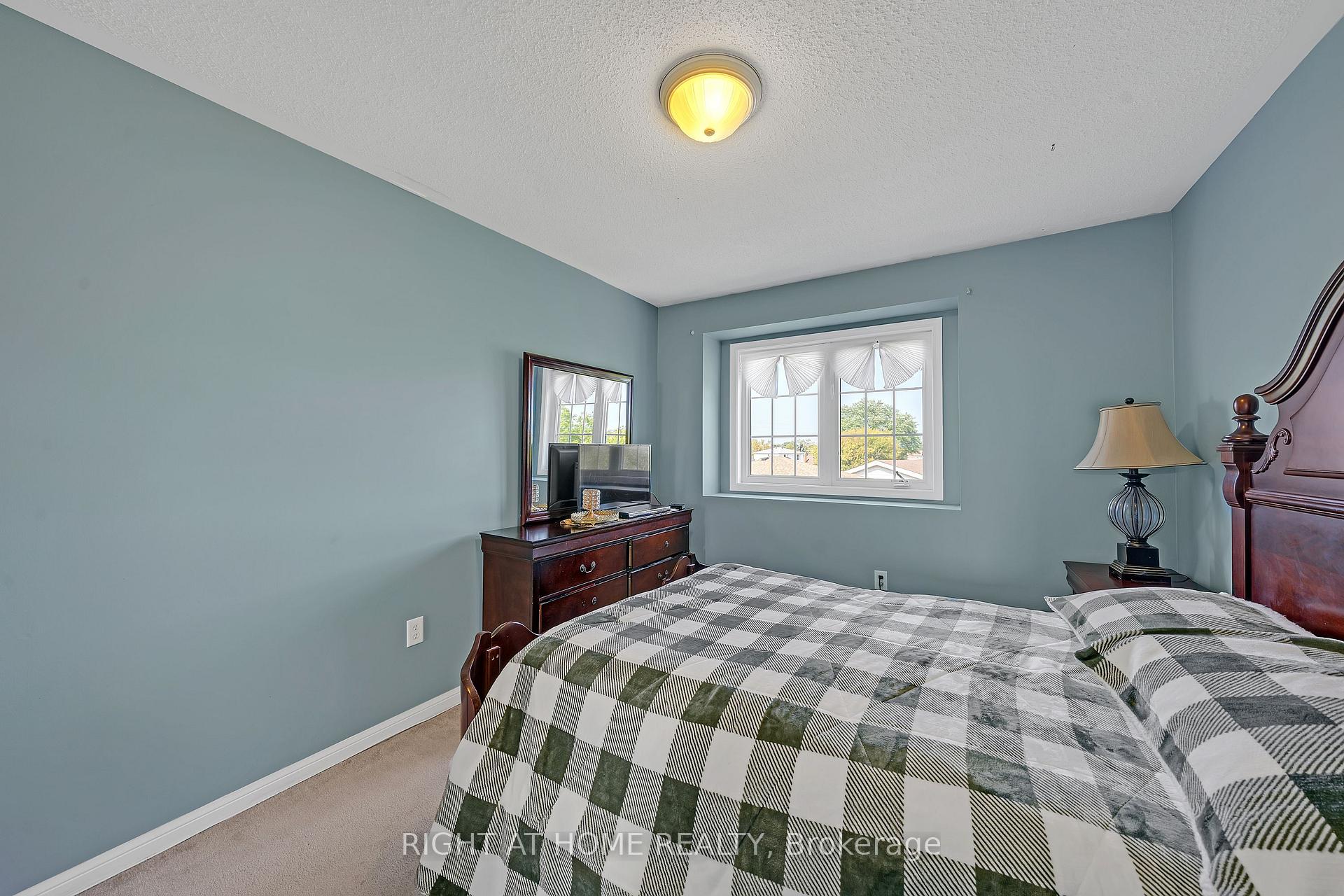Photo 33 of 906 Bourne Crescent, Oshawa, Lakeview — HOMEH