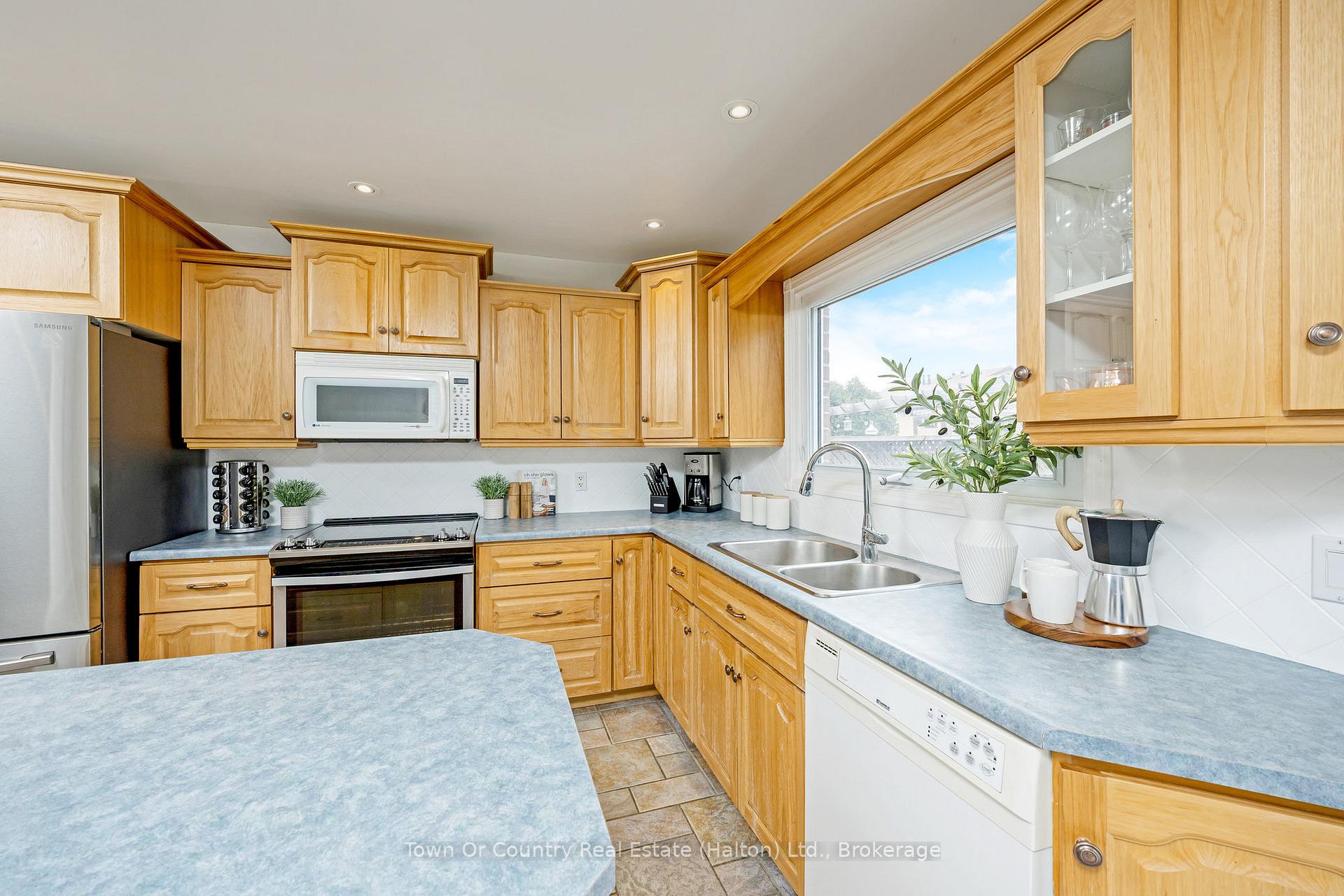 Photo 15 of 631 Laurier Avenue, Milton, Timberlea — HOMEH