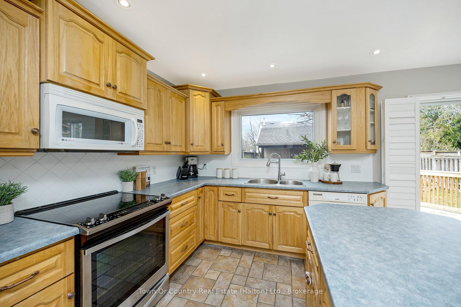 Photo 16 of 631 Laurier Avenue, Milton, Timberlea — HOMEH