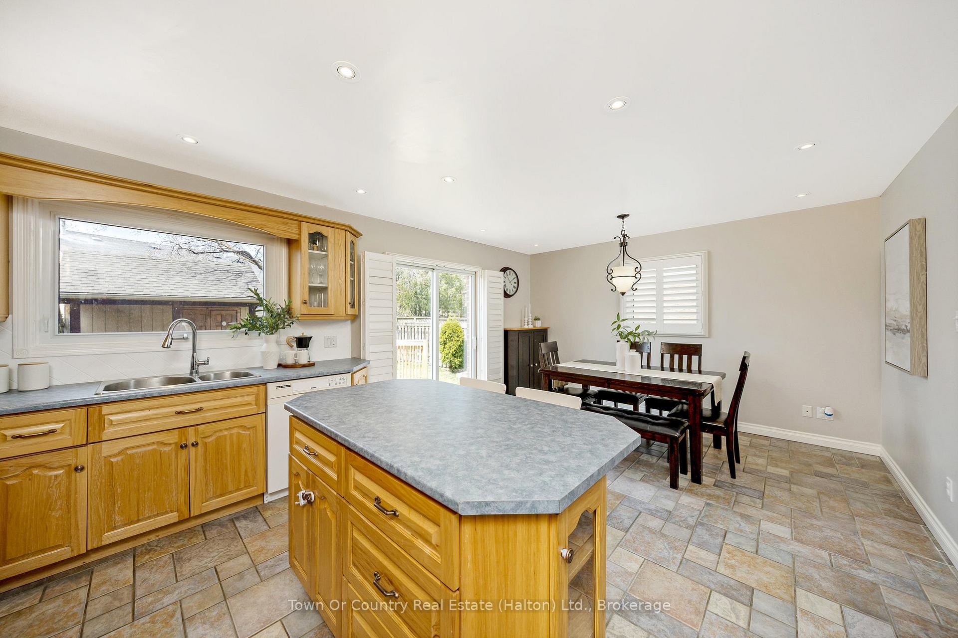 Photo 17 of 631 Laurier Avenue, Milton, Timberlea — HOMEH