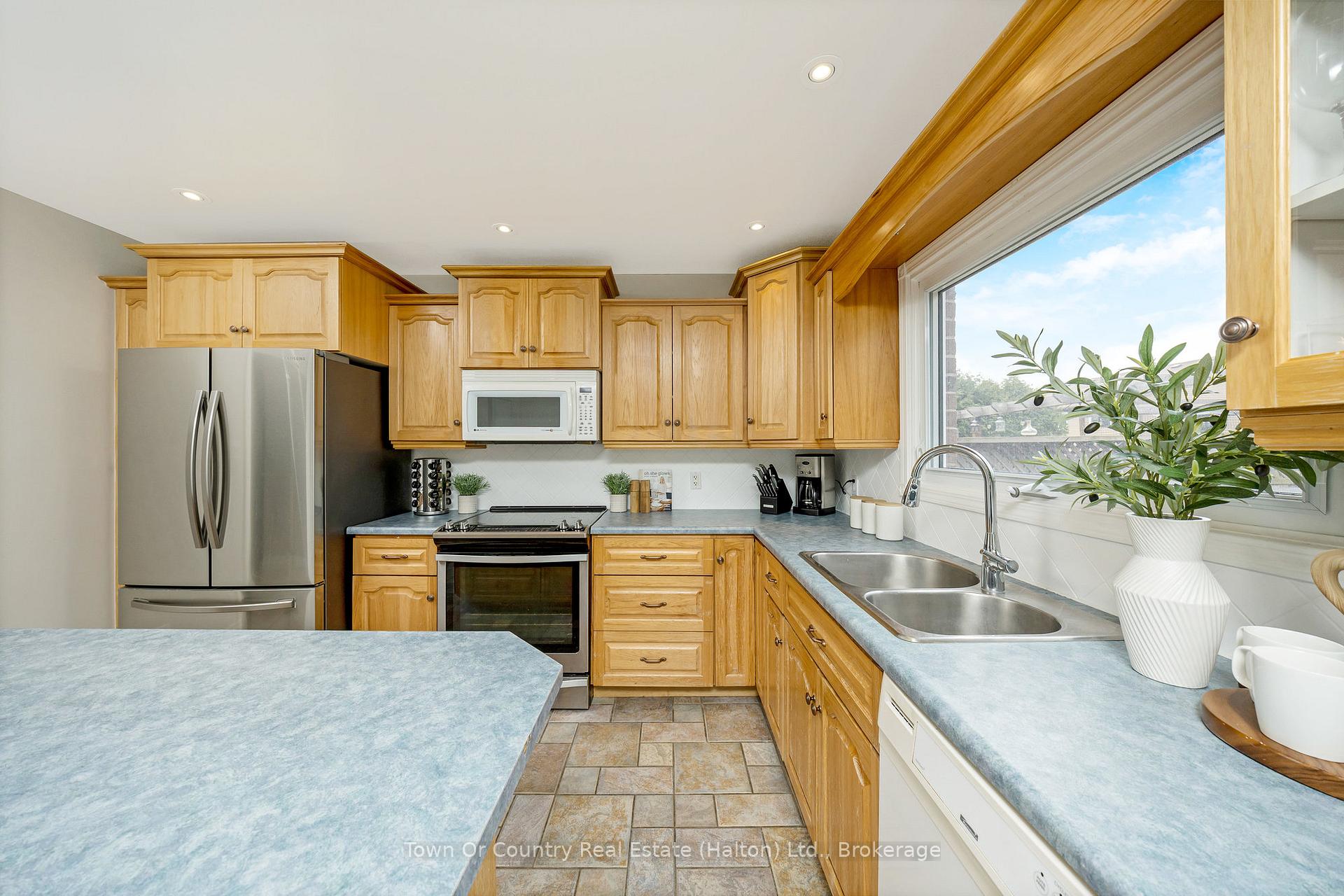 Photo 18 of 631 Laurier Avenue, Milton, Timberlea — HOMEH