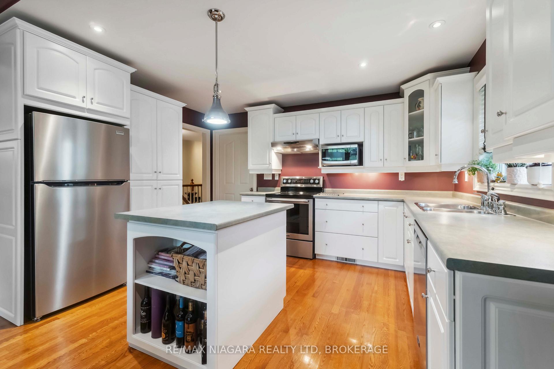 Photo 14 of 4800 Lyon's Parkway, Niagara Falls, Lyons Creek — HOMEH