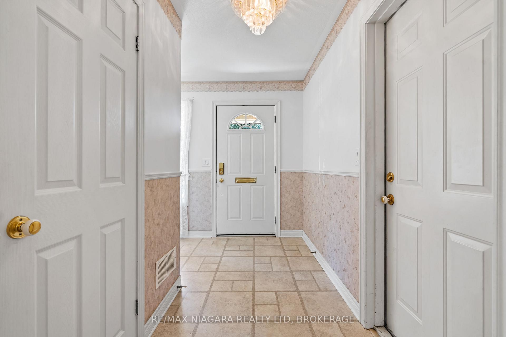 Photo 7 of 23 Portal Drive, Port Colborne, Sugarloaf — HOMEH