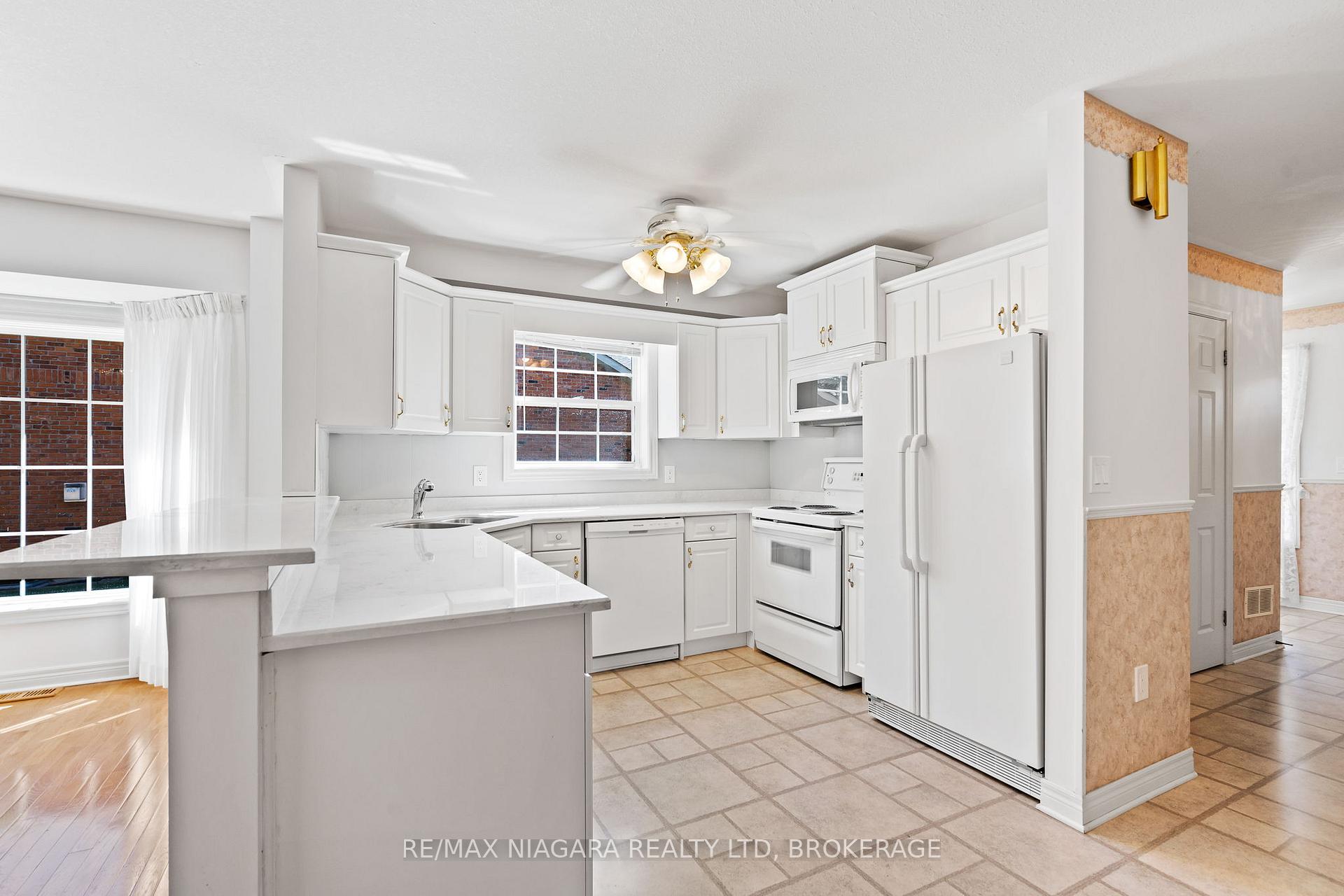 Photo 10 of 23 Portal Drive, Port Colborne, Sugarloaf — HOMEH