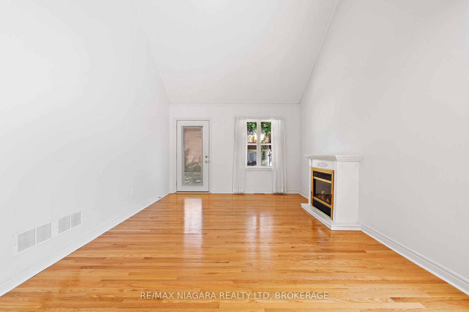 Photo 12 of 23 Portal Drive, Port Colborne, Sugarloaf — HOMEH