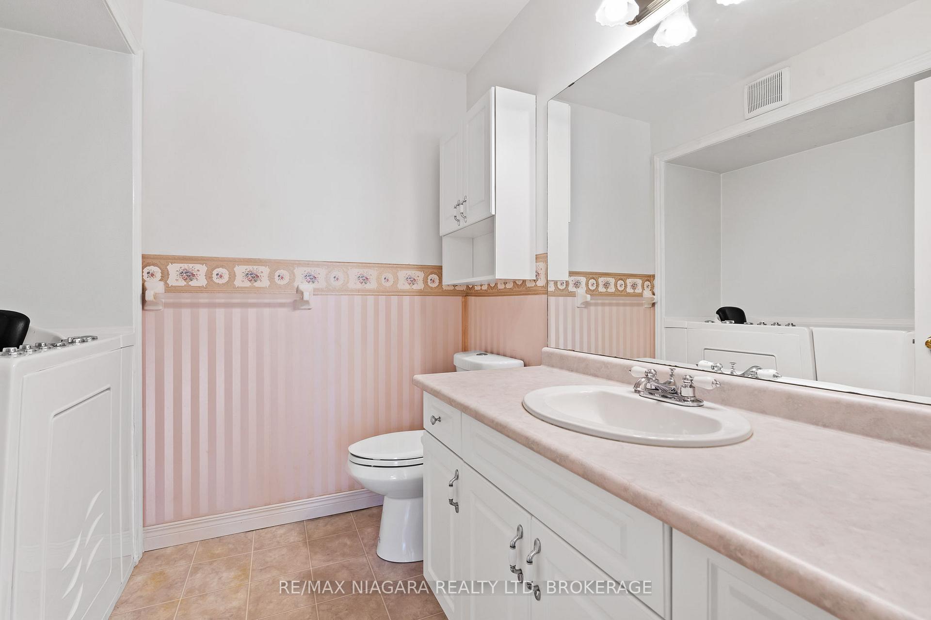 Photo 16 of 23 Portal Drive, Port Colborne, Sugarloaf — HOMEH
