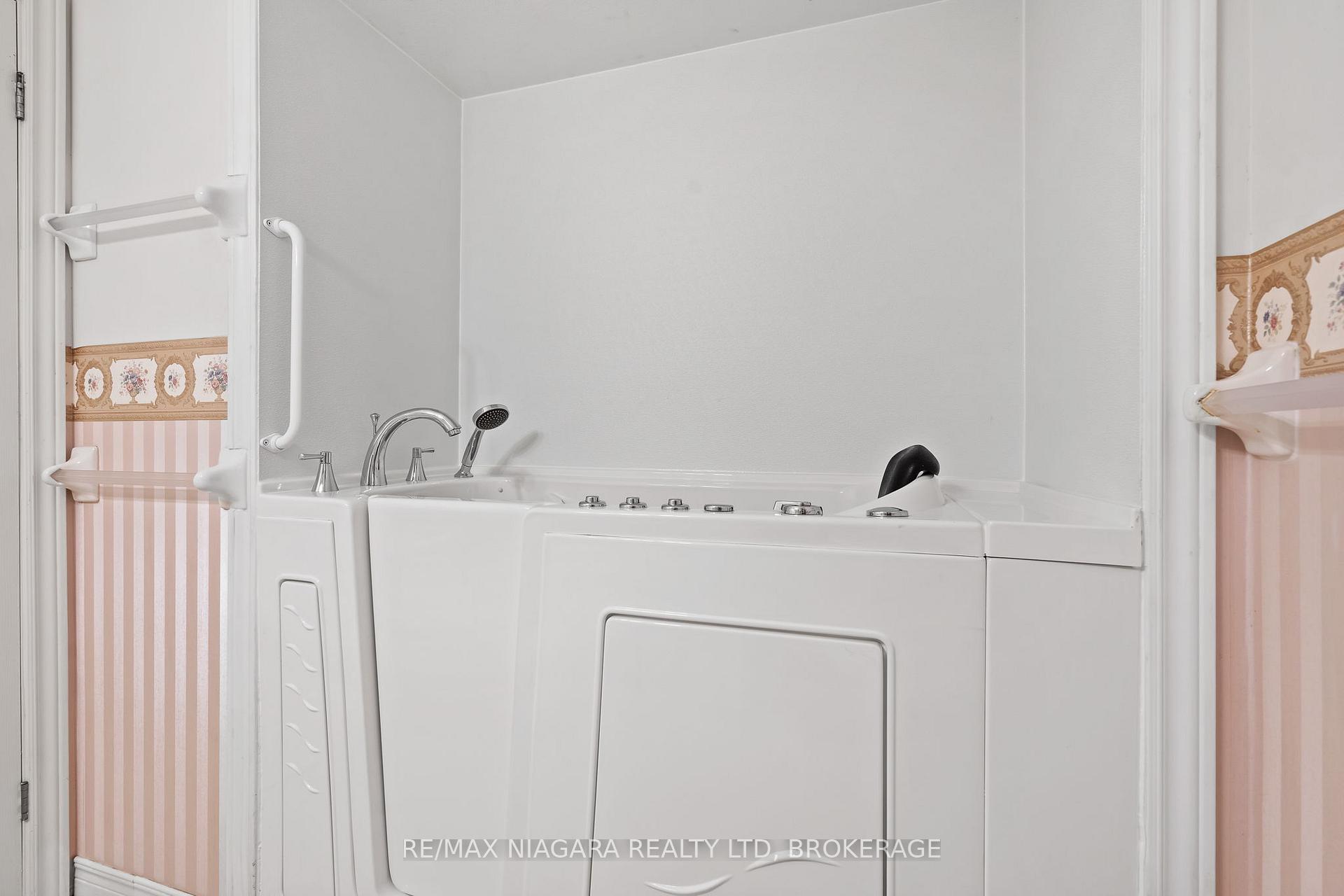 Photo 17 of 23 Portal Drive, Port Colborne, Sugarloaf — HOMEH