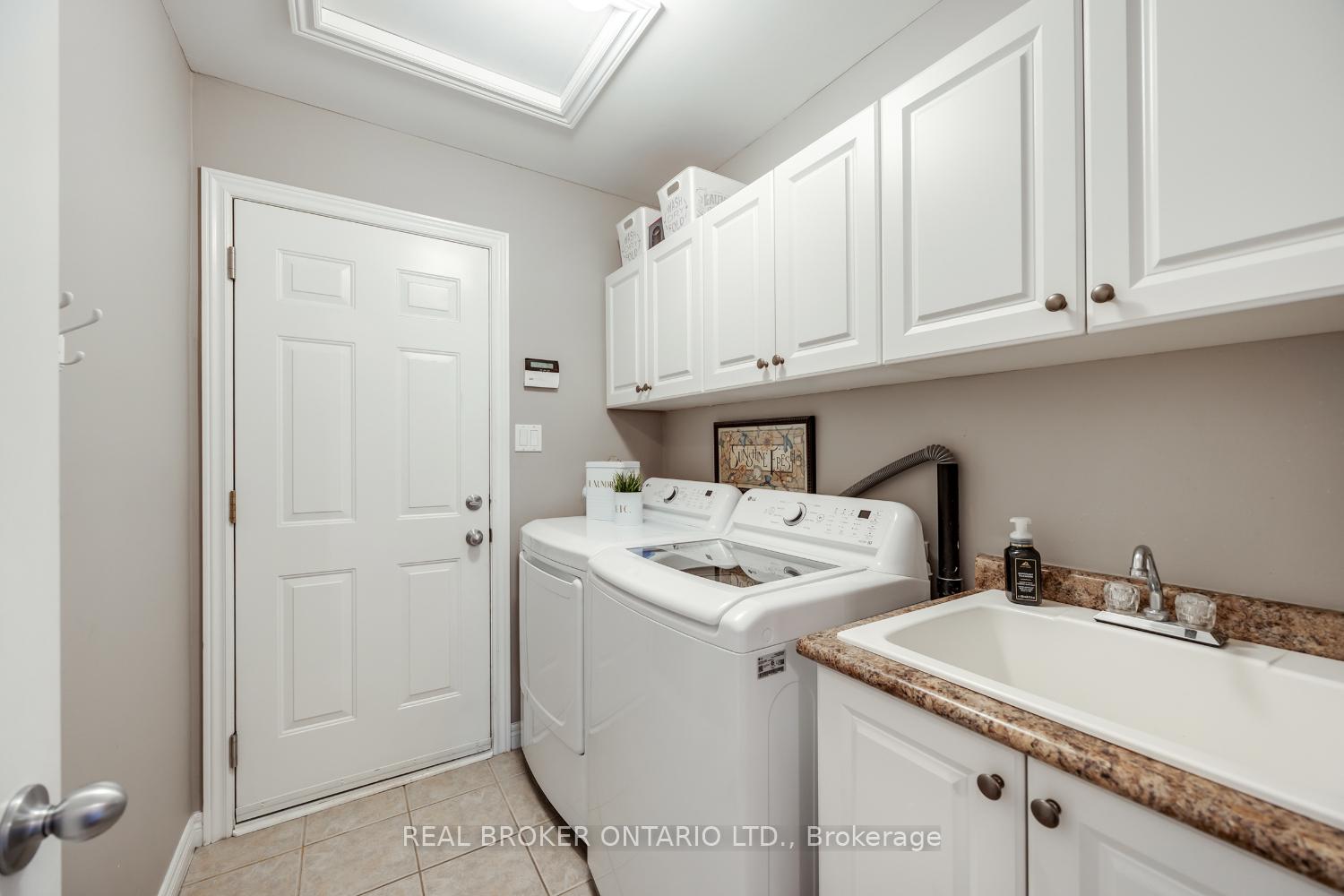 Photo 2 of 941 Greenleaf Circle, Oshawa, Taunton — HOMEH