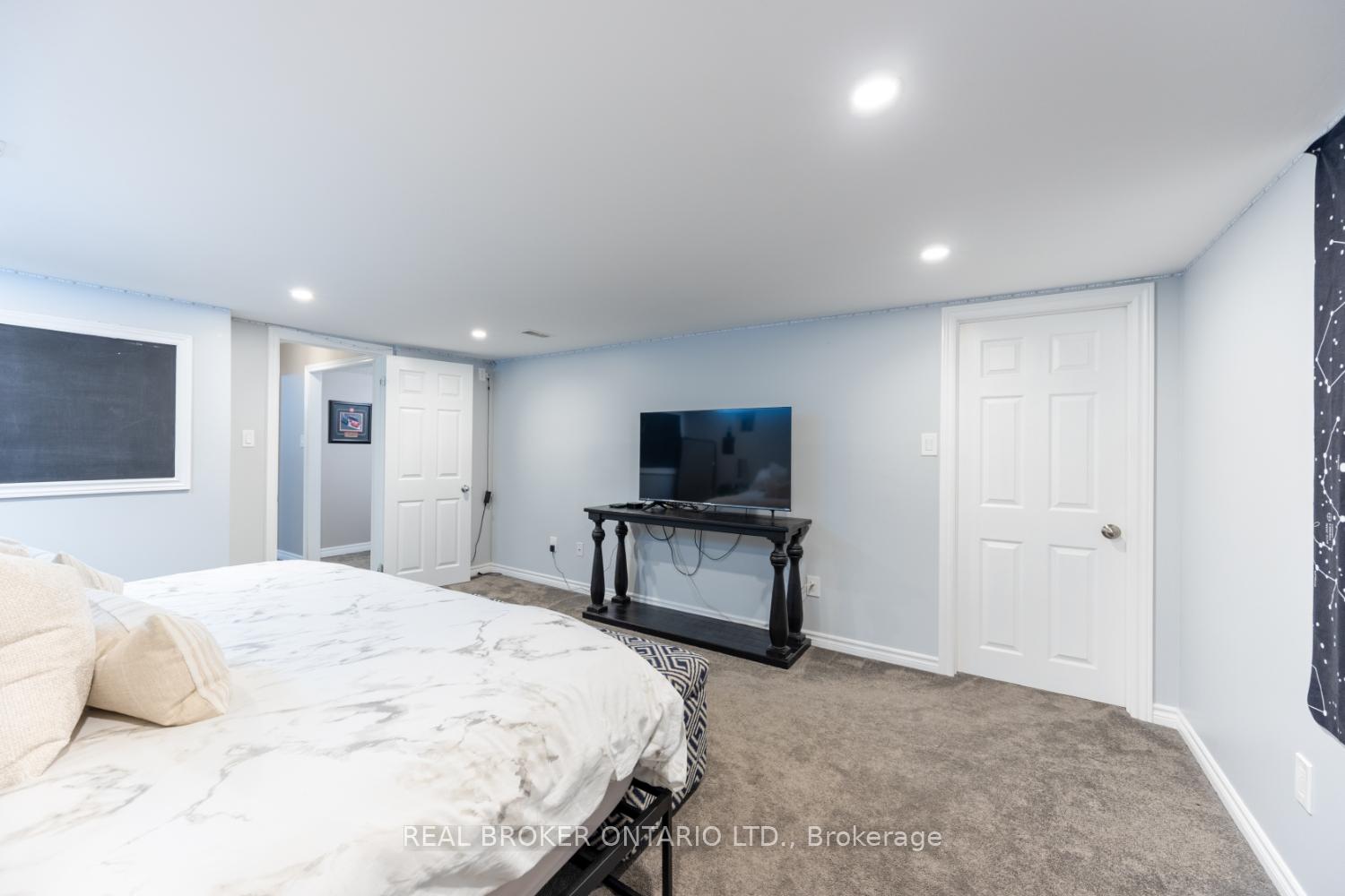 Photo 9 of 941 Greenleaf Circle, Oshawa, Taunton — HOMEH