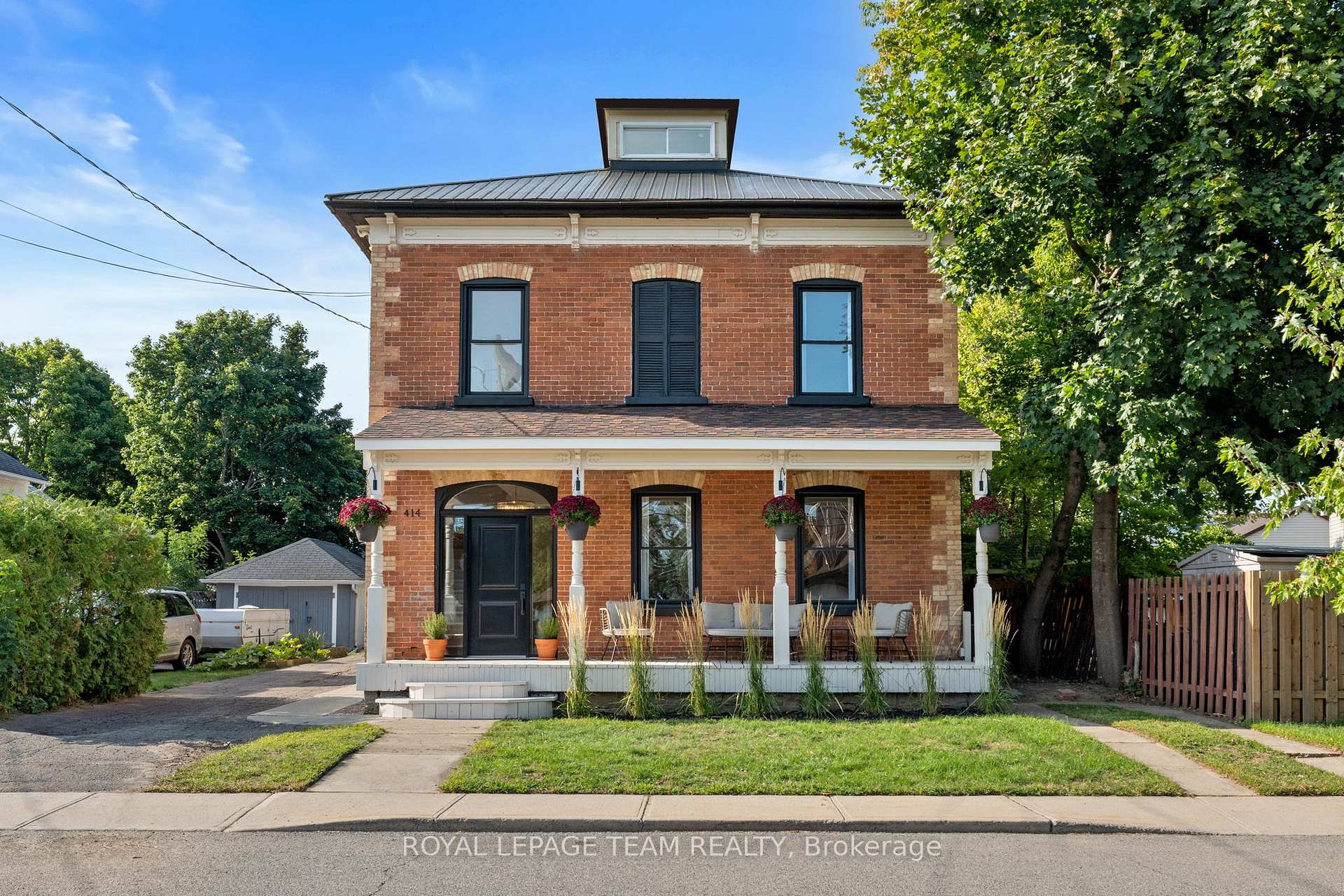 Front of 414 James Street W