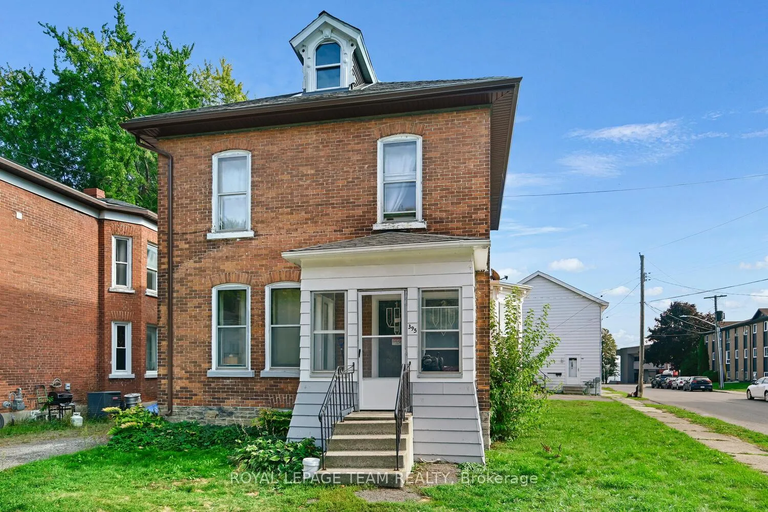Front of 395 Henry Street W