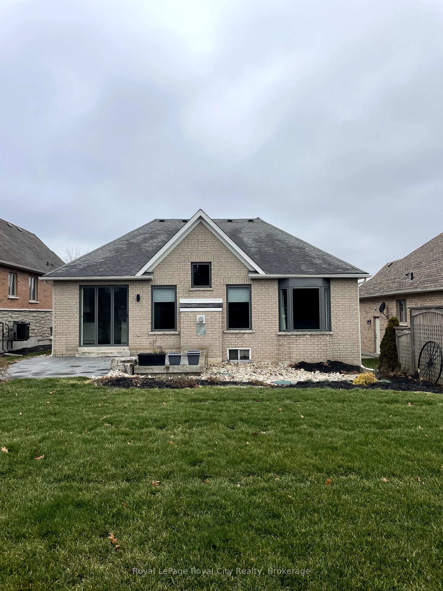 Photo 2 of 118 Aberfoyle Mill Crescent, Puslinch, Aberfoyle — HOMEH