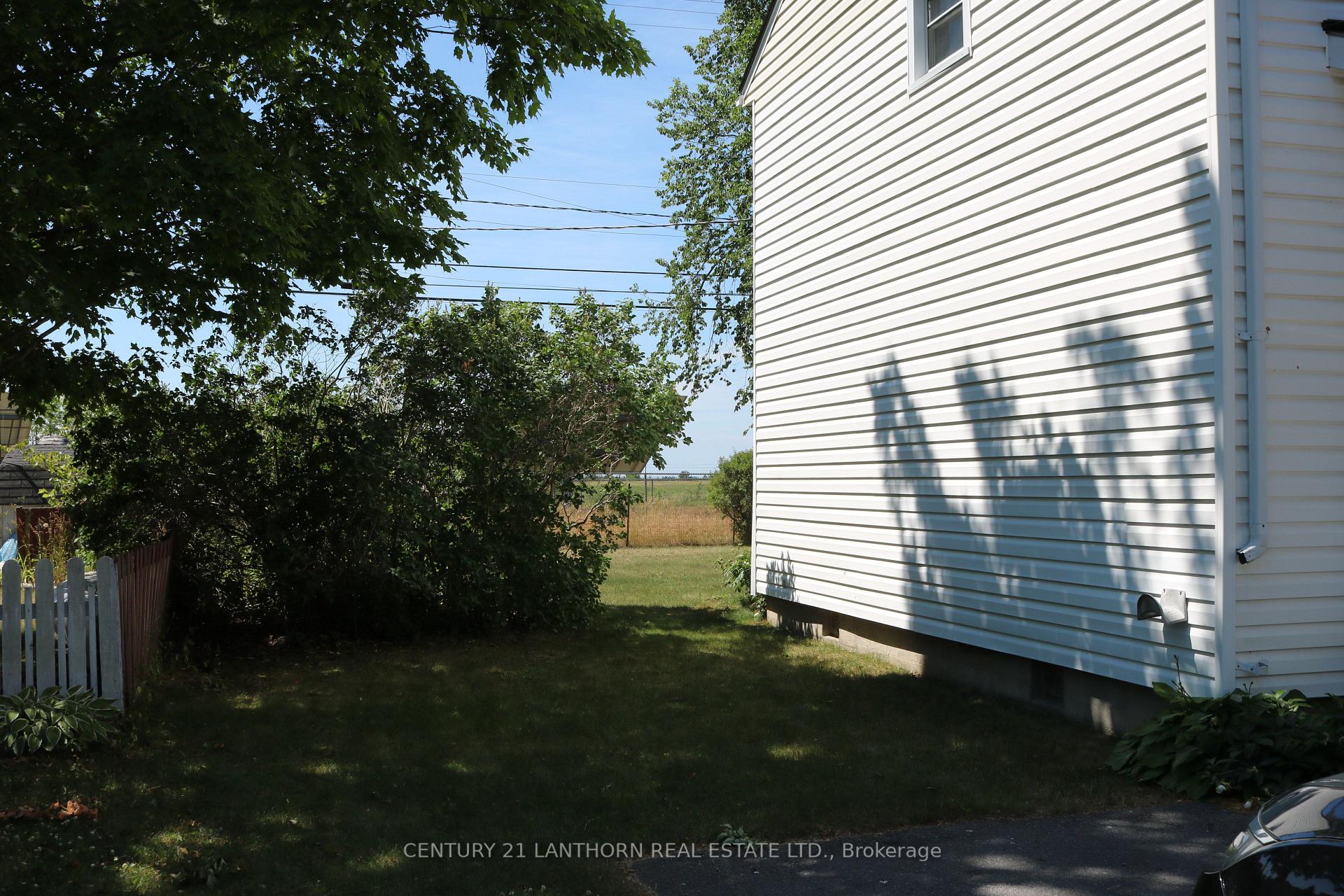 Photo 3 of 13 London Avenue, Prince Edward County, Picton — HOMEH