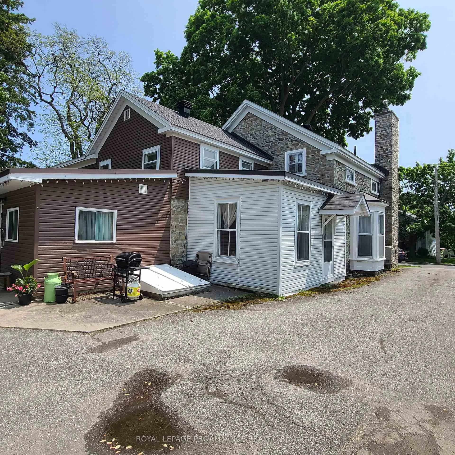 Photo 4 of 634 Henry Street W, Prescott — HOMEH