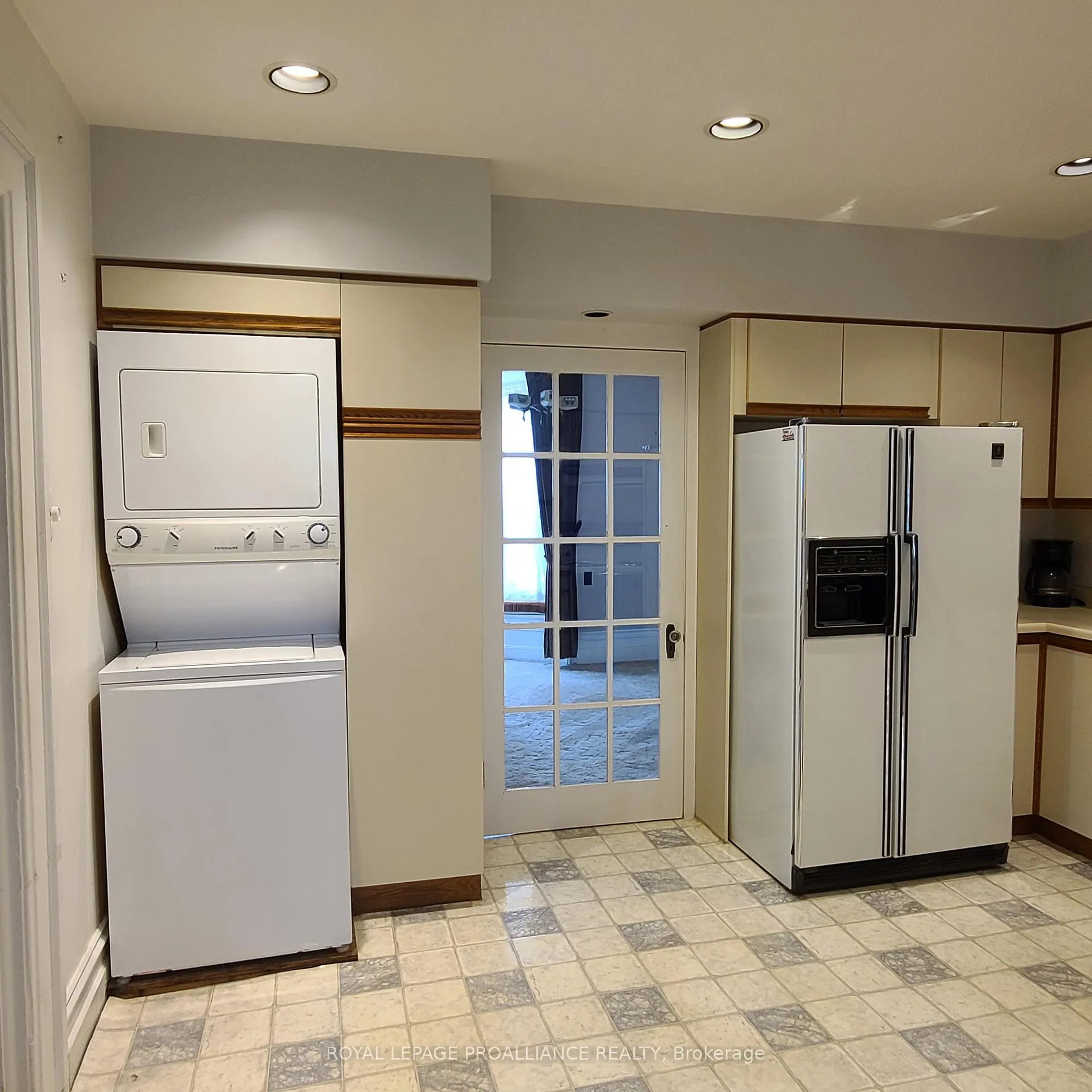 Photo 5 of 634 Henry Street W, Prescott — HOMEH