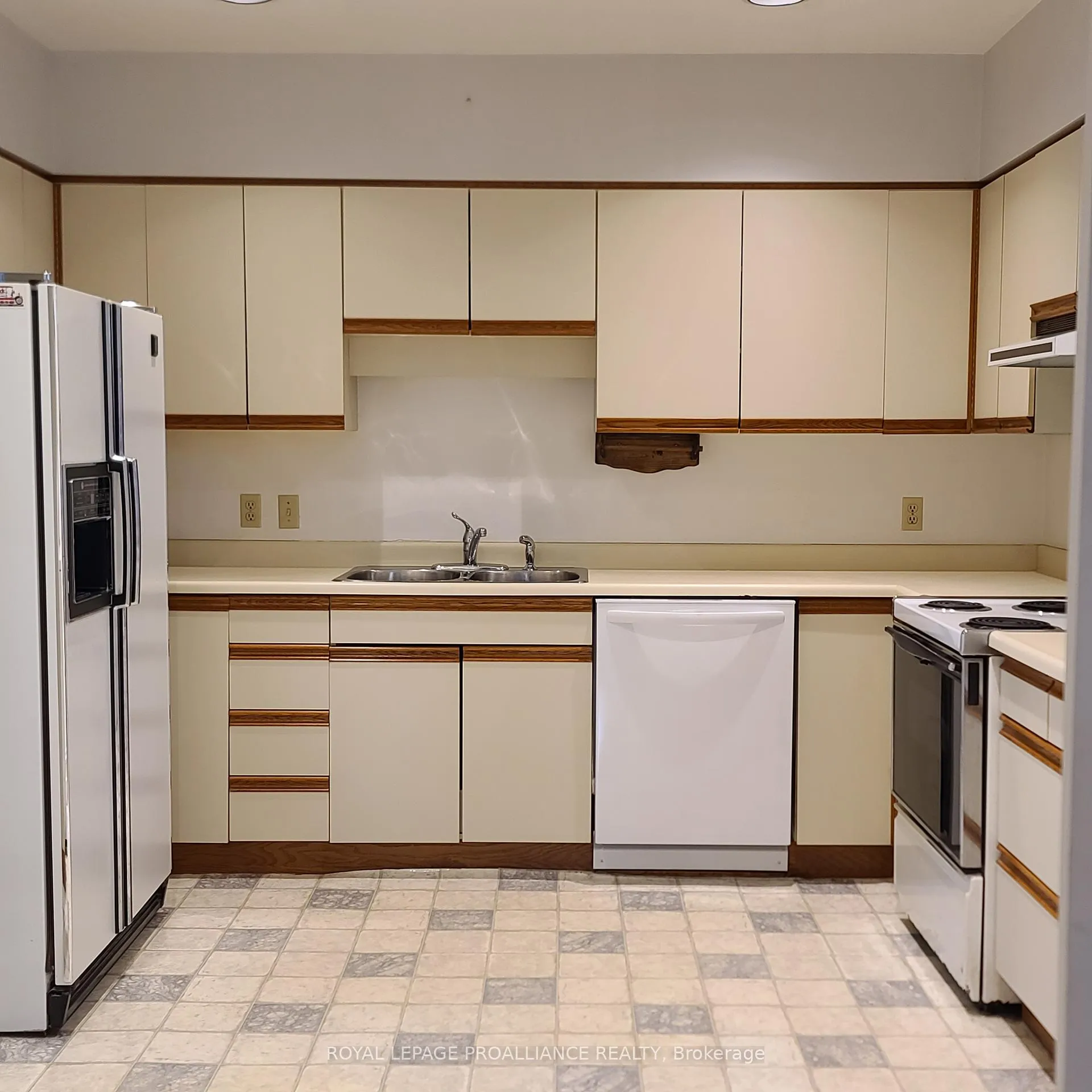 Photo 6 of 634 Henry Street W, Prescott — HOMEH