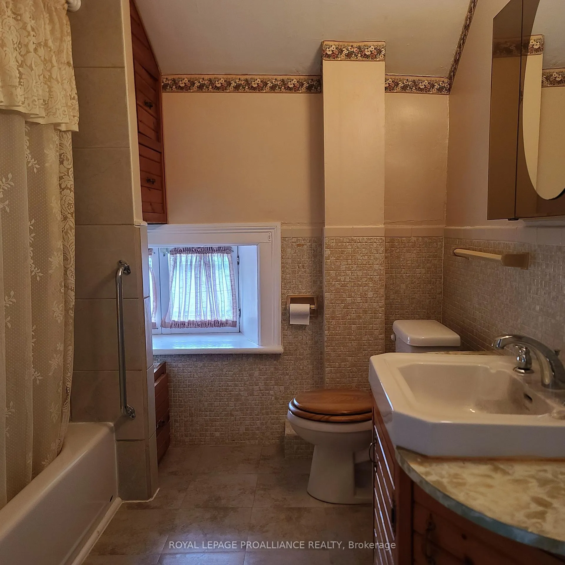 Photo 16 of 634 Henry Street W, Prescott — HOMEH