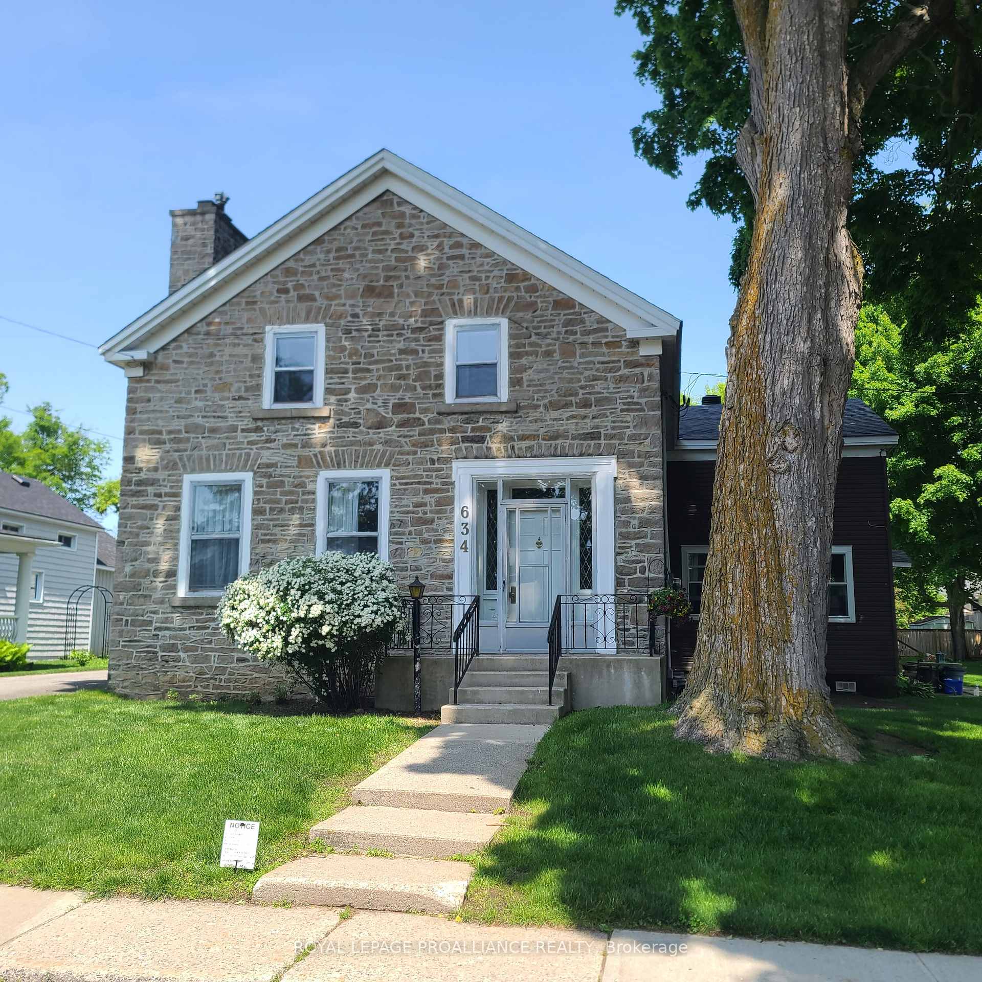 Front of 634 Henry Street W