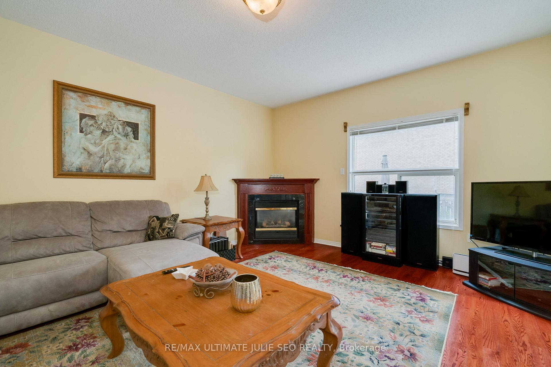 Photo 7 of 1129 Gossamer Drive, Pickering, Liverpool — HOMEH