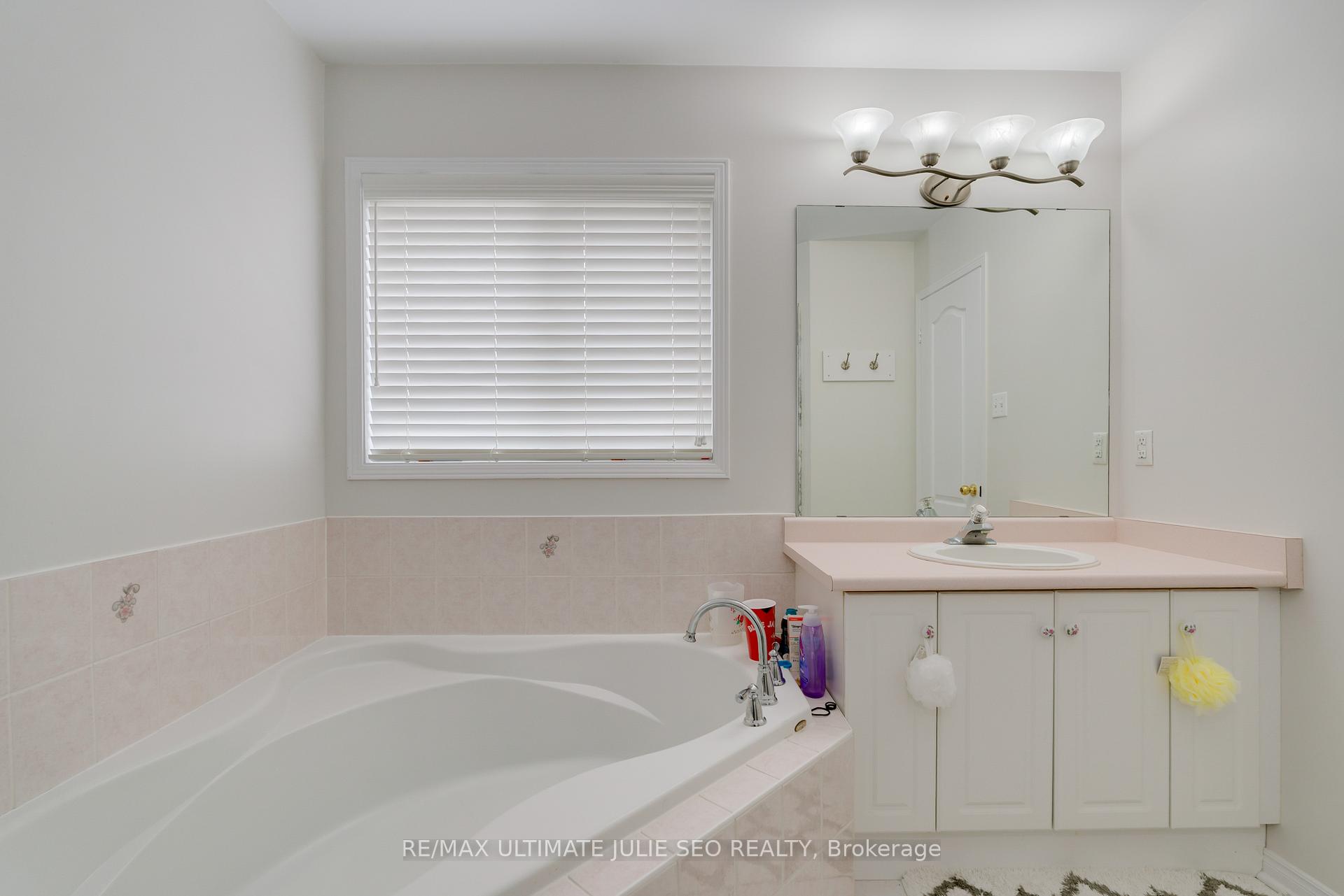 Photo 11 of 1129 Gossamer Drive, Pickering, Liverpool — HOMEH