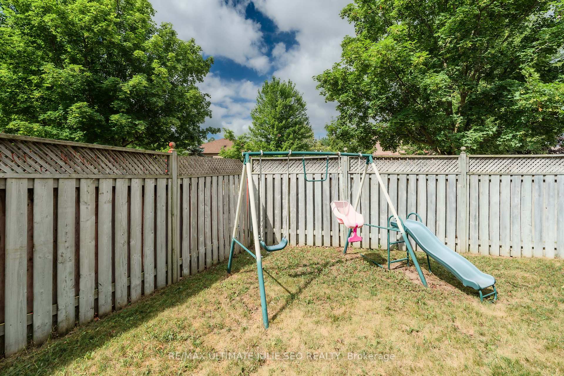 Photo 18 of 1129 Gossamer Drive, Pickering, Liverpool — HOMEH