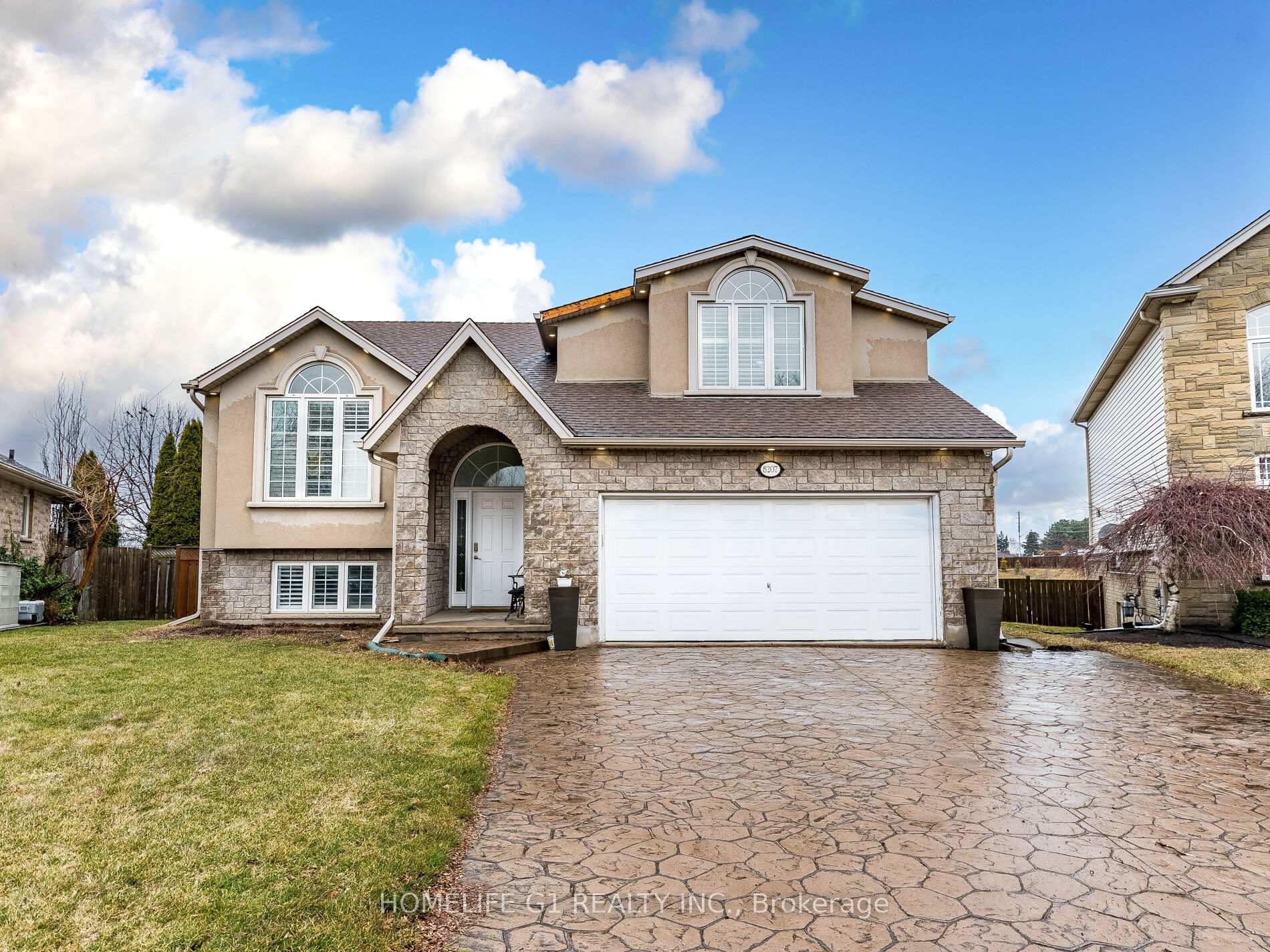 Front of 8207 Beaver Glen