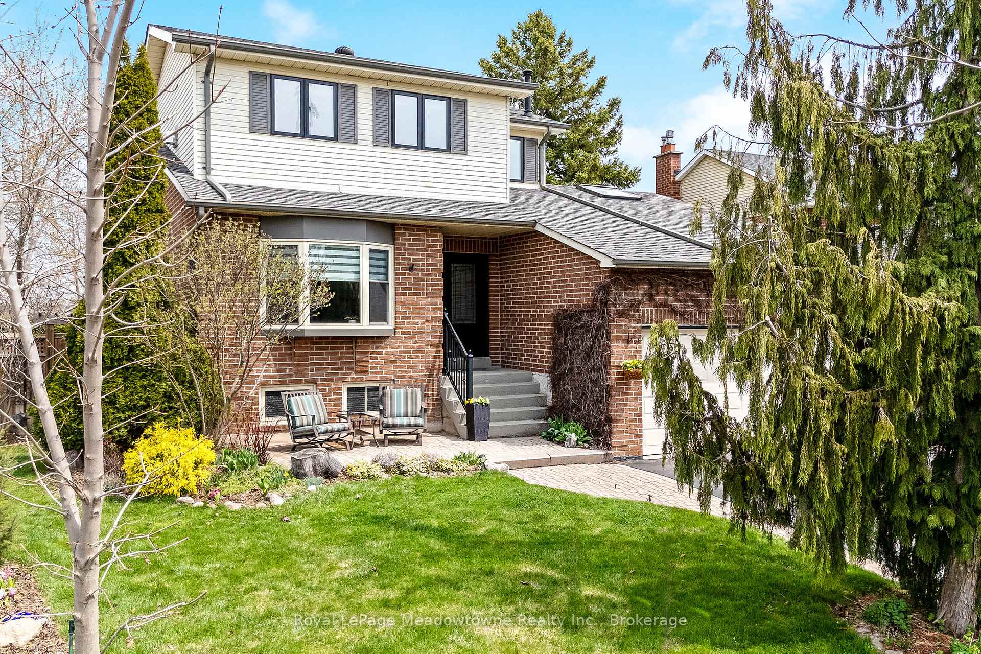 Front of 738 Robertson Crescent
